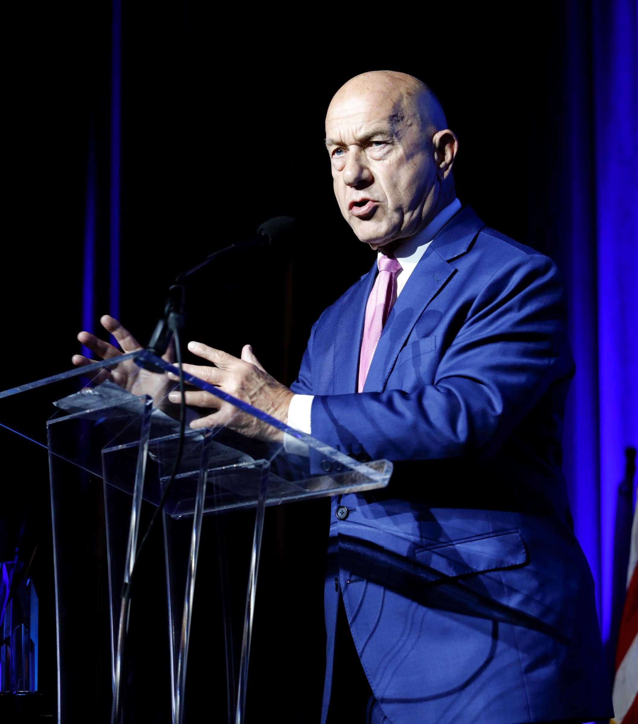 El alcalde de Houston, John Whitmire, habla en el Almuerzo Anual y Exposición Empresarial de la Cámara de Comercio Hispana de Houston, Texas, el 12 de abril de 2024 | Fuente: Getty Images