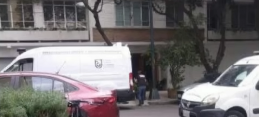 Autoridades a las afueras del edificio donde habría ocurrido el presunto asesinato de Carolina Flores Gómez en Polanco, Ciudad de México | Fuente: YouTube/MILENIO
