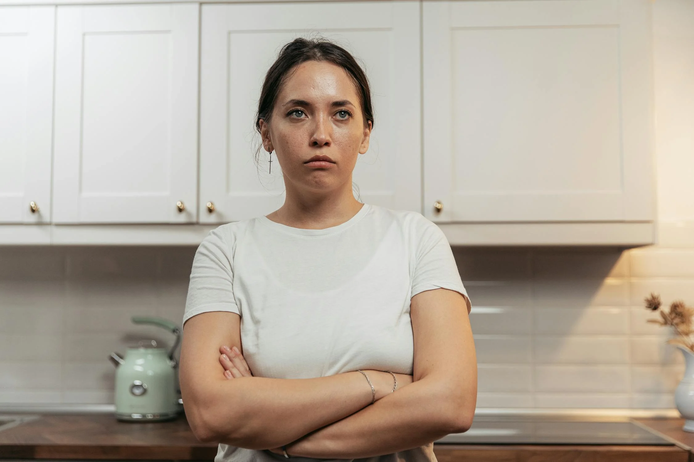 Una mujer ceñuda con los brazos cruzados | Fuente: Pexels