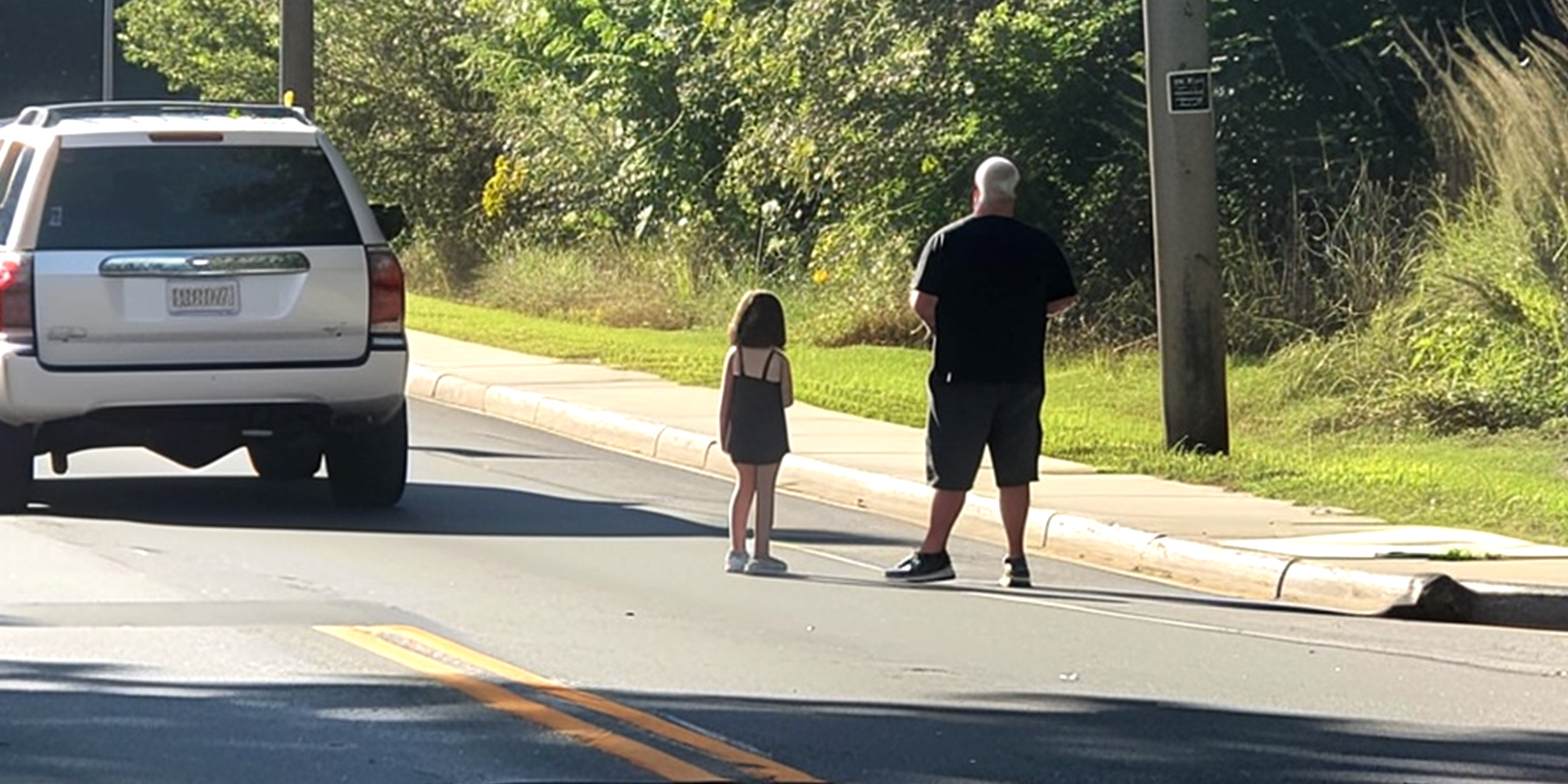 Un hombre con una niña en la carretera | Fuente: AmoMama