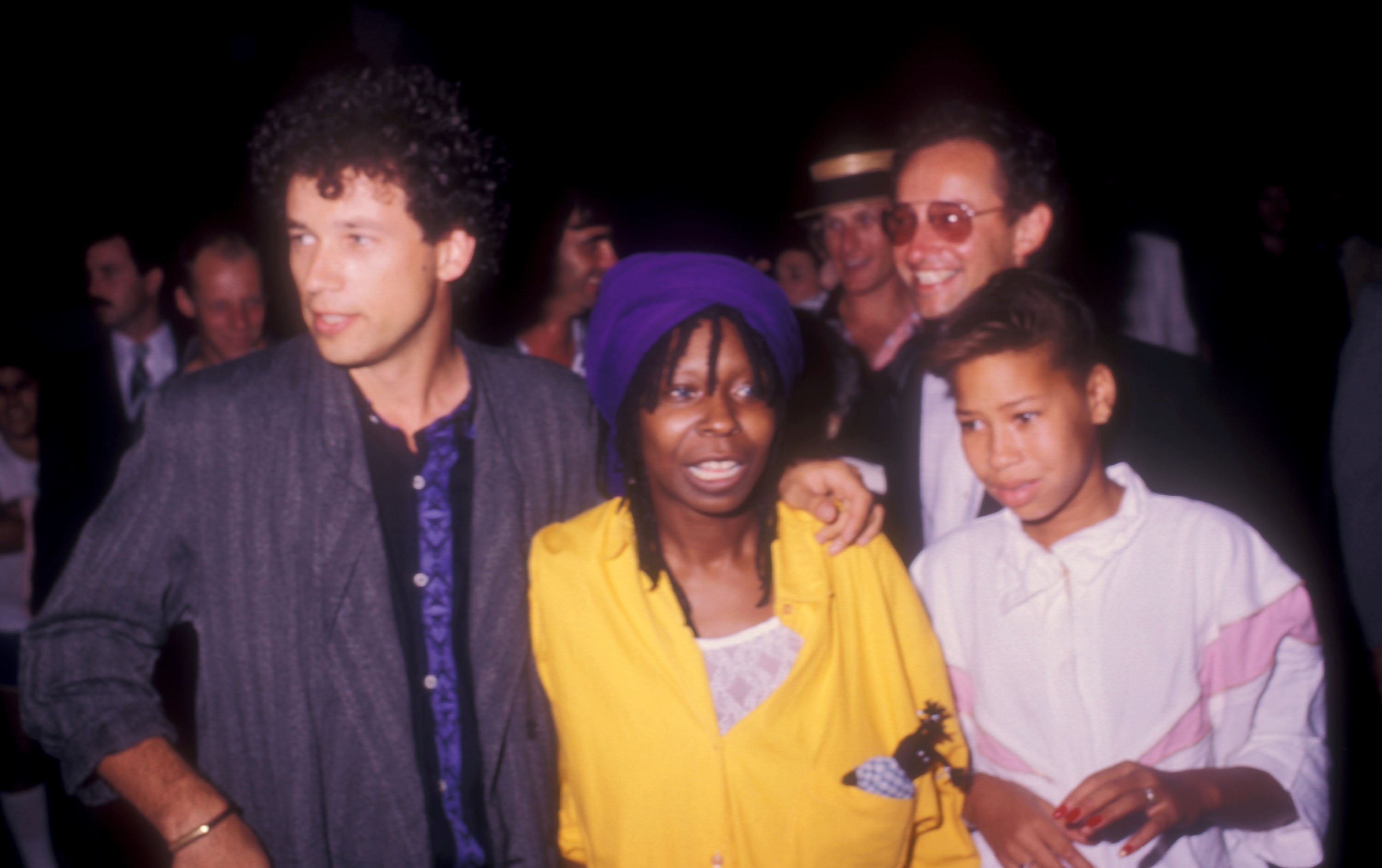 Whoopi Goldberg con su hija Alex Martin e invitados durante la recepción de la boda de Whoopi Goldberg el 7 de septiembre de 1986 en Los Ángeles, California┃Fuente: Getty Images