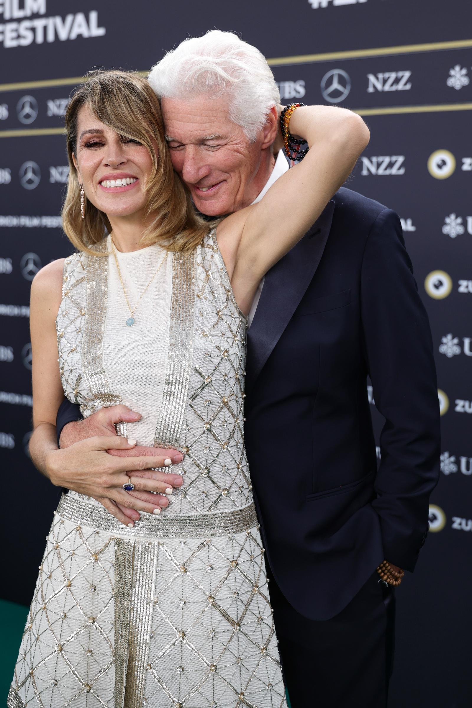 Alejandra Silva y Richard Gere asisten a la alfombra verde de "Wisdom of Happiness" en Zúrich, Suiza | Fuente: Getty Images