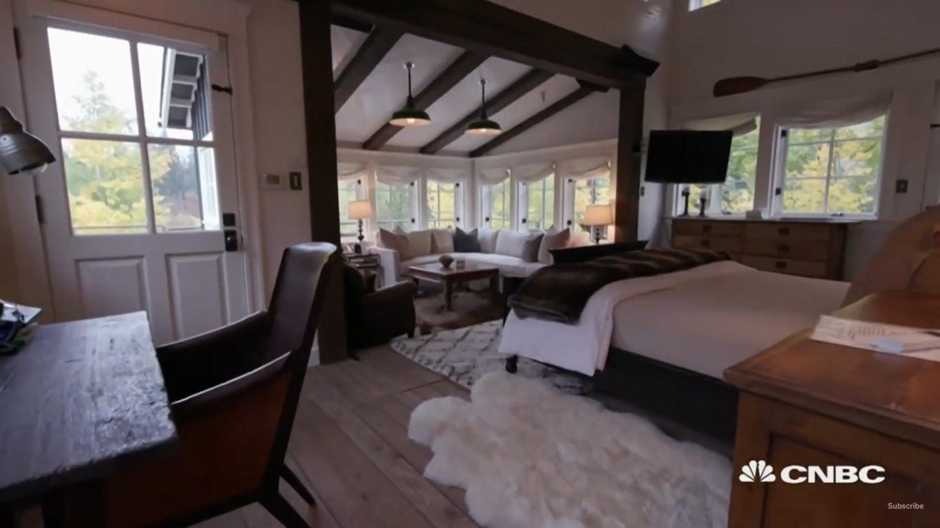 Dormitorio principal de Kevin Costner en su finca de Aspen, Colorado | Fuente: YouTube/CNBCMakeIt