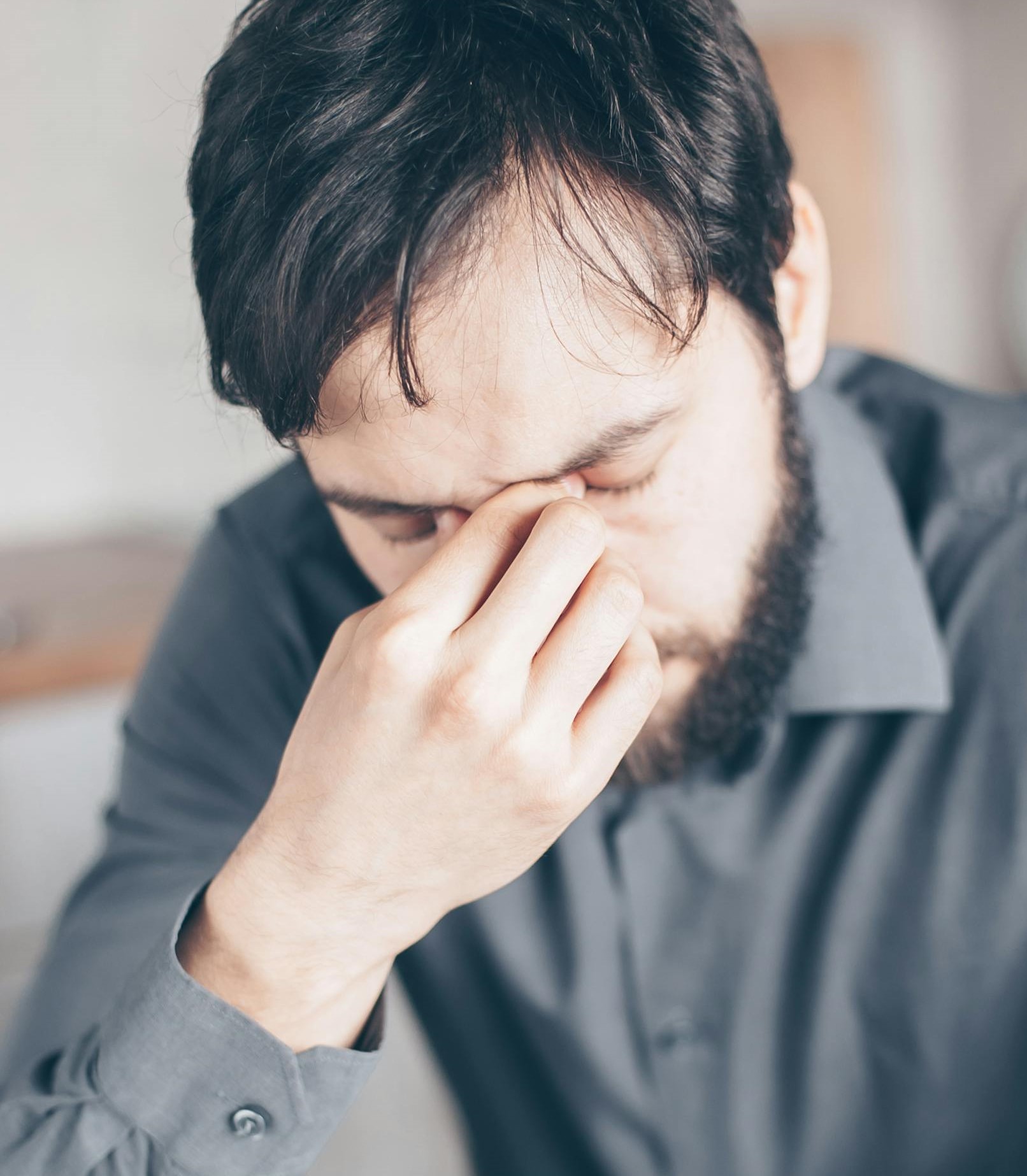 Un hombre enfadado arrugando las cejas | Fuente: Pexels