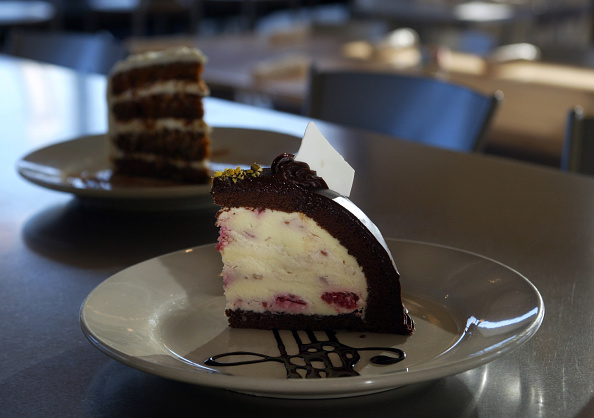 Un postre de frambuesa con chocolate con fines ilustrativos | Fuente: Getty Images