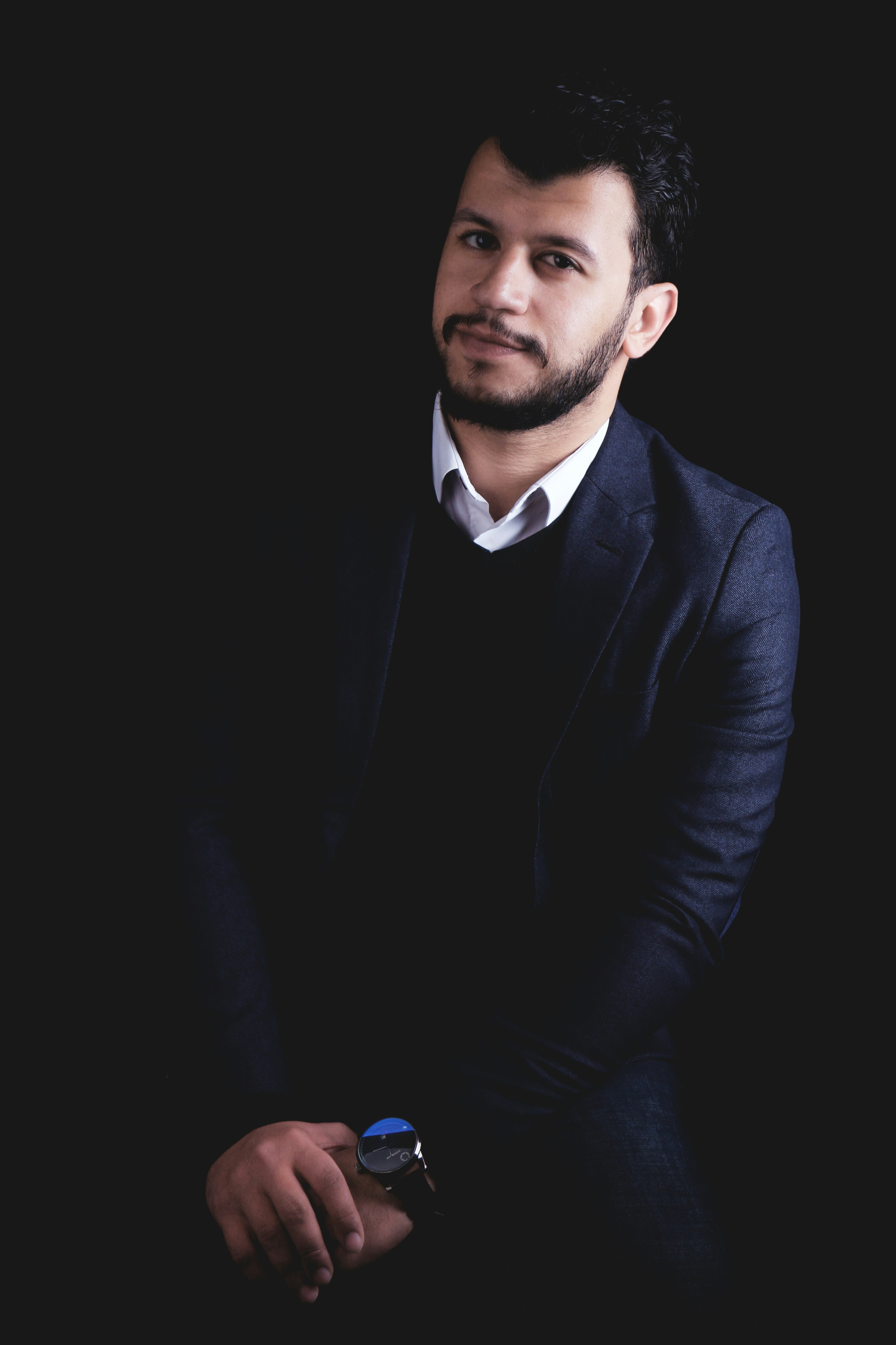 Uomo in abito nero | Fonte: Unsplash