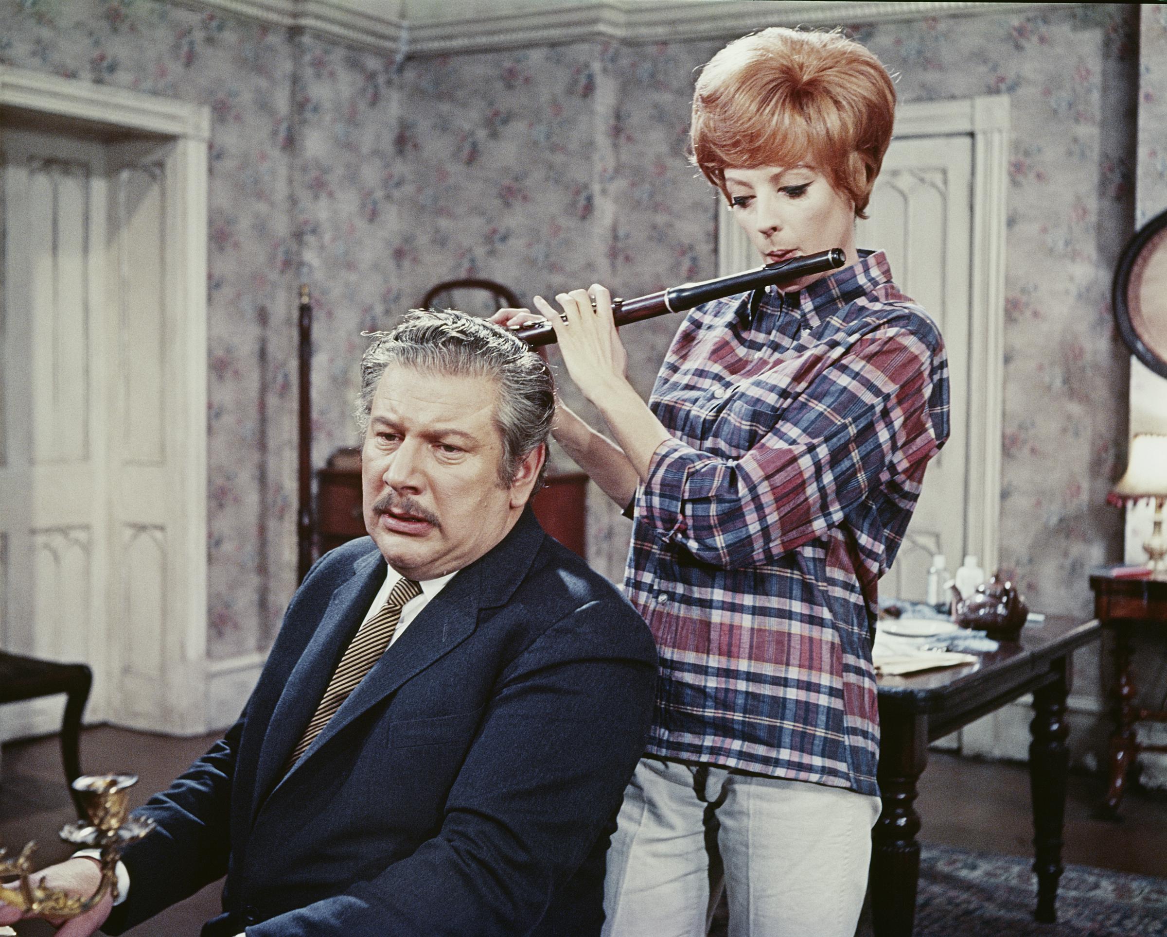 Peter Ustinov y Maggie Smith en el rodaje de la película "Hot Millions" en 1969 | Fuente: Getty Images