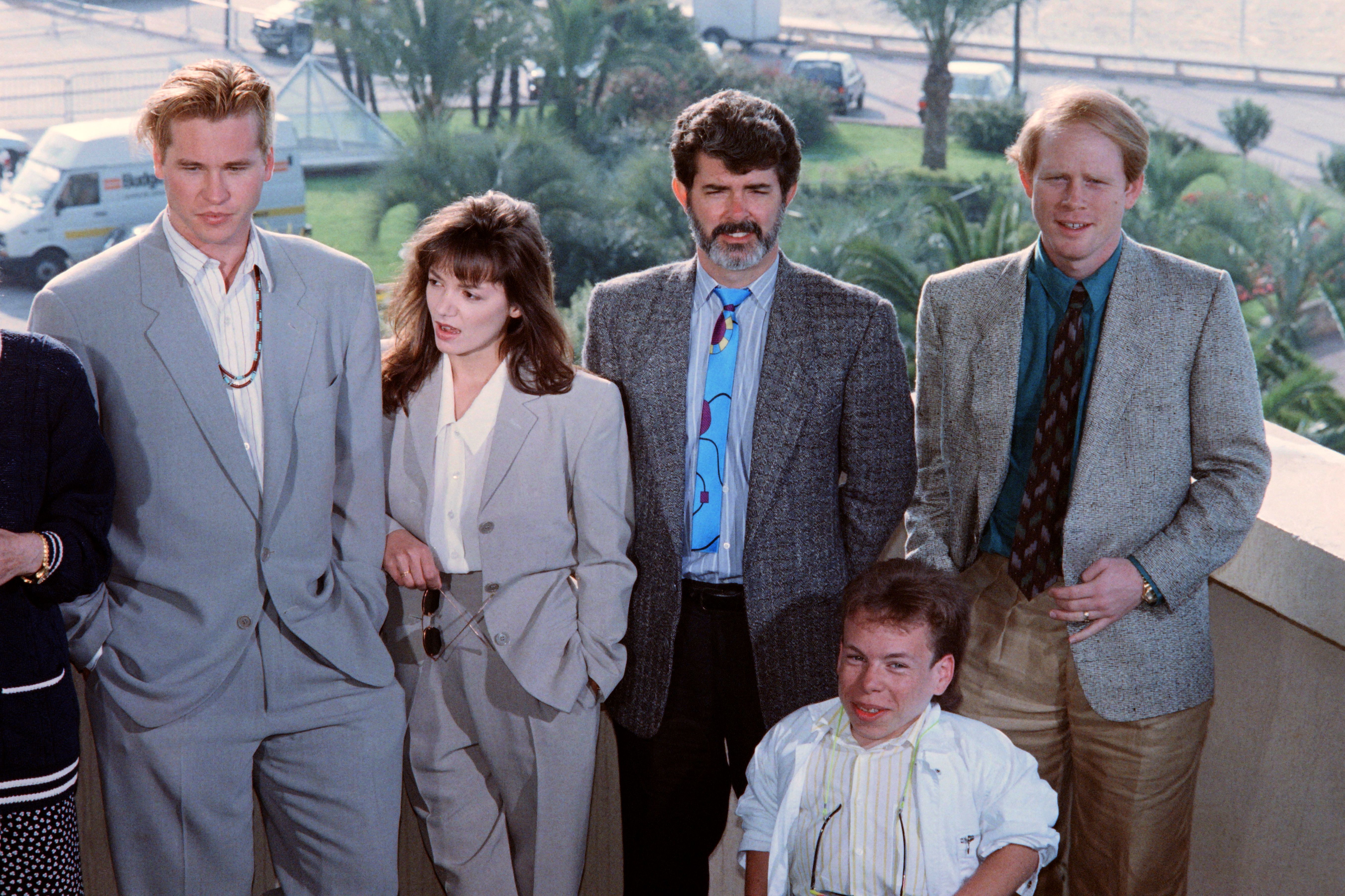 (I-D) Val Kilmer, la actriz, George Lucas, Ron Howard y Warwick Davis posan durante un photocall para la película "Willow", el 23 de mayo de 1988, en Cannes, Francia | Fuente: Getty Images