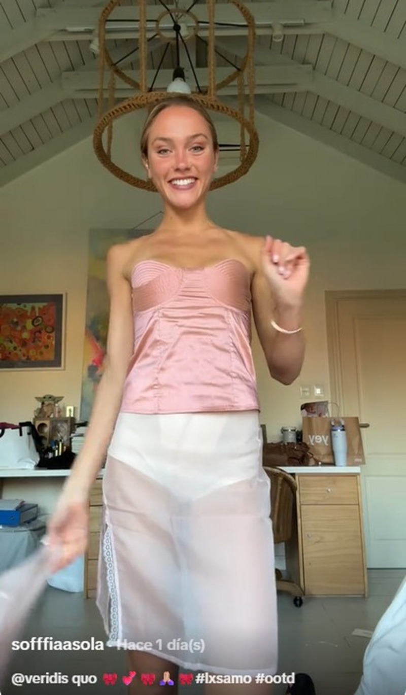 Sofía Sola mostrando su atuendo para asistir a un casamiento | Fuente: TikTok/sofffiaasola