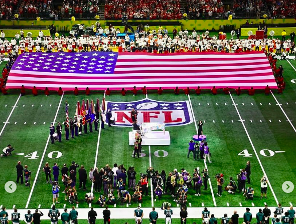 Vista del campo, la bandera estadounidense y la señalización de la NFL durante el Super Bowl. | Fuente: Instagram/ivankatrump