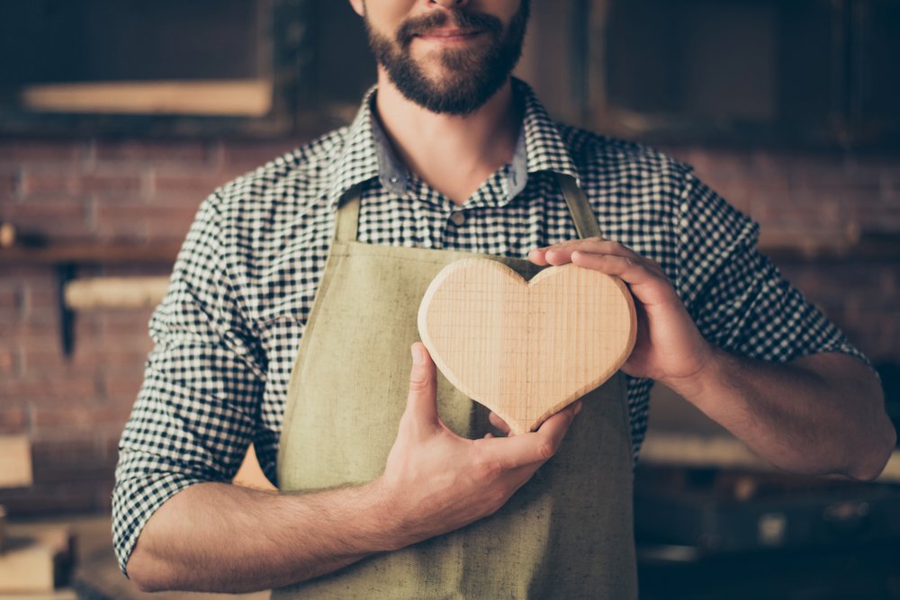 Hombre sosteniendo un corazón.| Fuente: Shutterstock