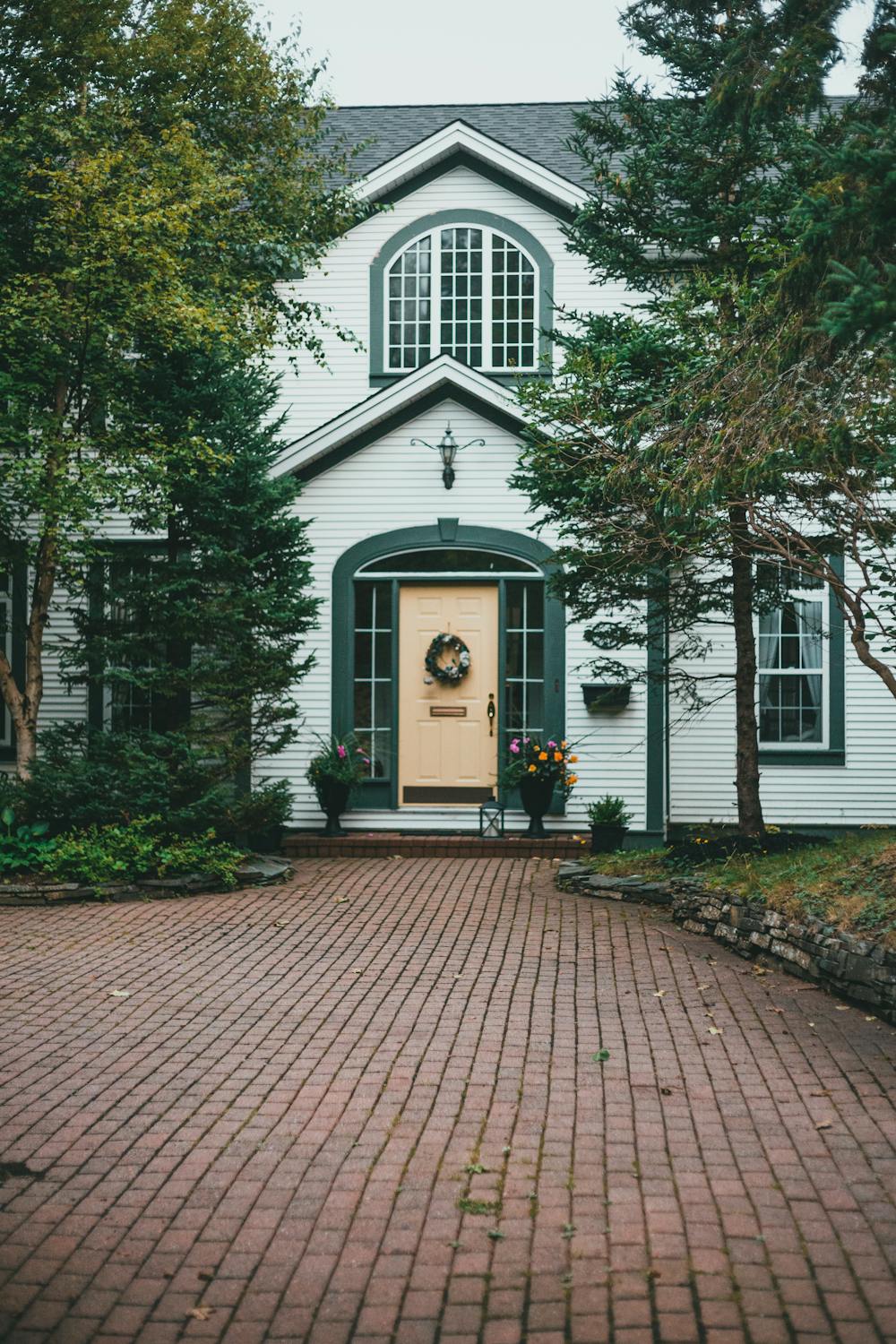 Una casa colonial | Fuente: Pexels