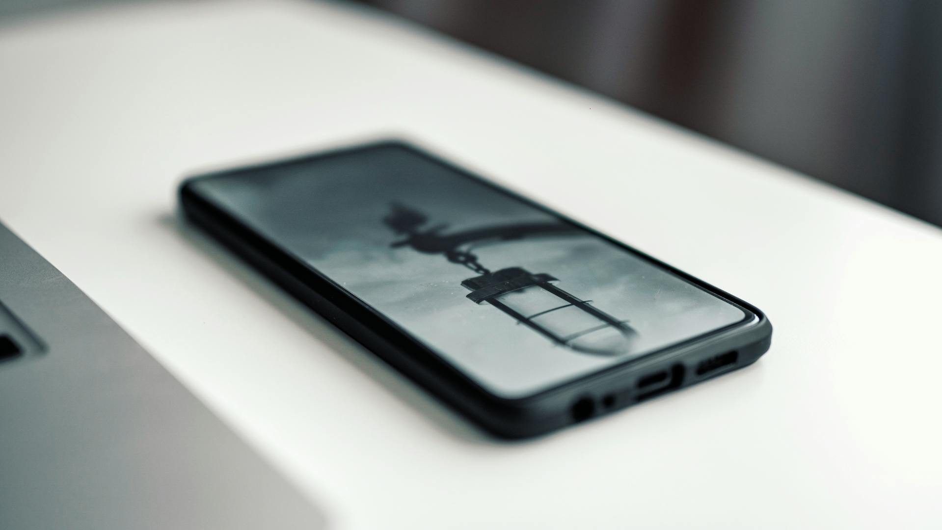 Un teléfono móvil sobre un escritorio | Fuente: Pexels