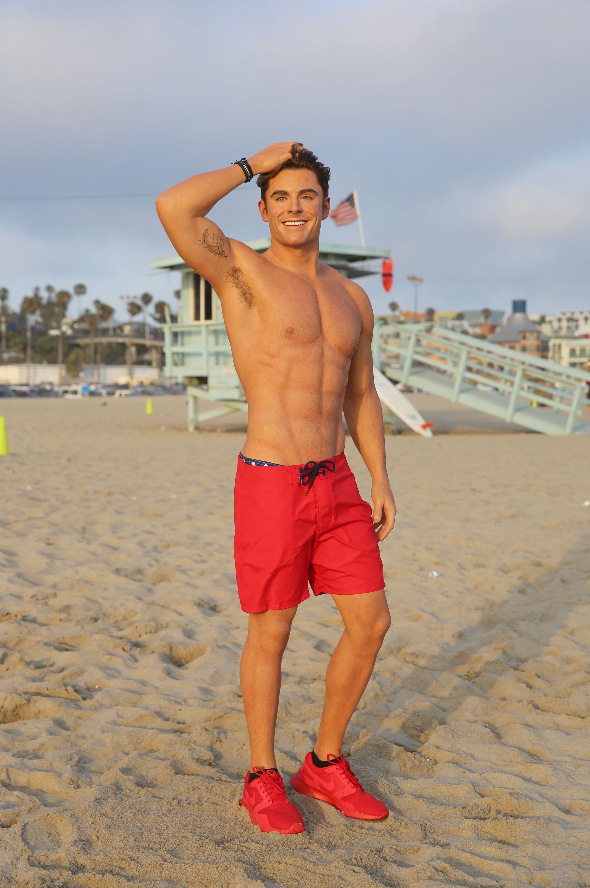 La figura de cera de Zac Efron "Baywatch" de Madame Tussauds Hollywood en la playa del muelle de Santa Mónica el 10 de julio de 2017, en California | Fuente: Getty Images