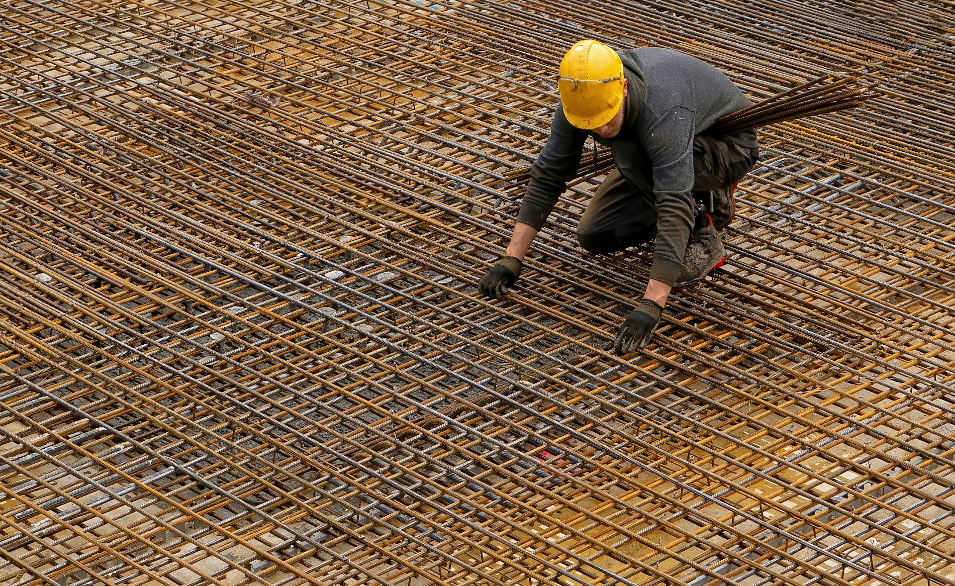 Un obrero de la construcción trabajando | Fuente: Unsplash