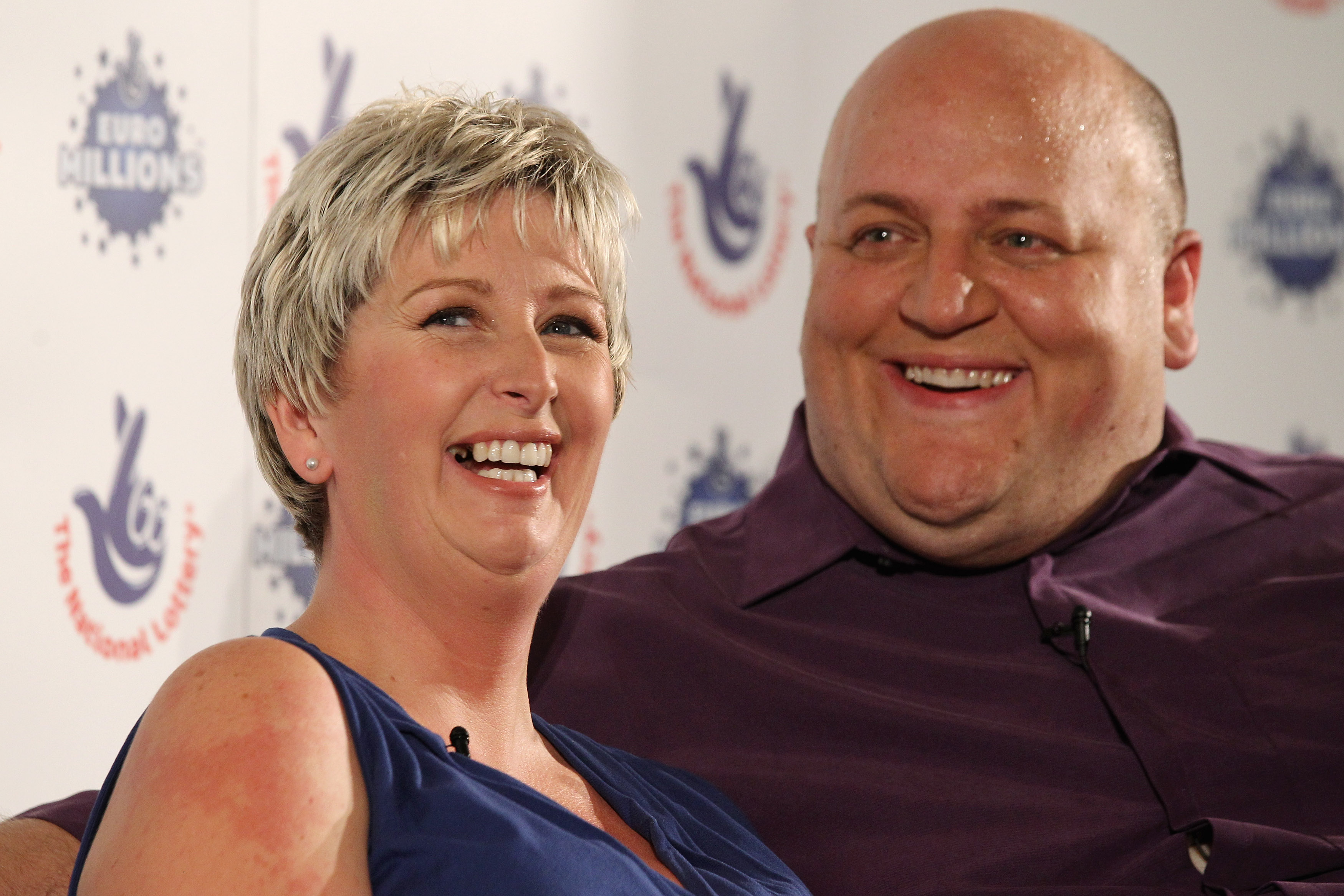 Gillian y Adrian Bayford celebran haber ganado el bote de más de 148 millones de libras esterlinas en la lotería Euromillones el 14 de agosto de 2012, en Hatfield Heath, Inglaterra | Fuente: Getty Images