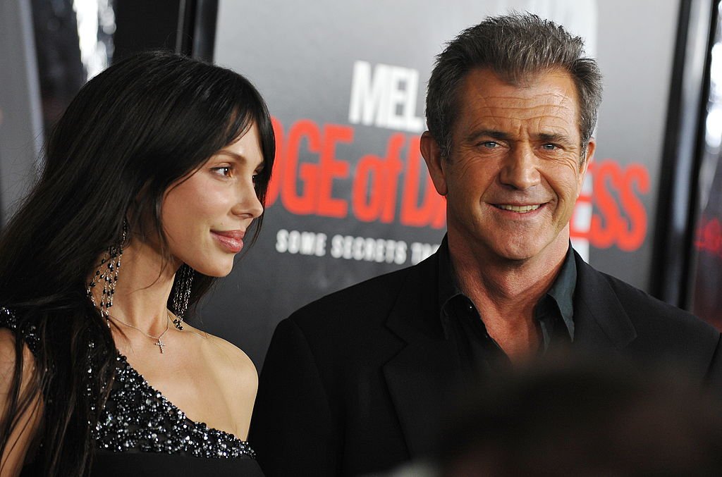 Mel Gibson y Oksana Grigorieva en el estreno de "Edge of Darkness" el 26 de enero de 2010 en Los Ángeles, California. | Foto: Getty Images