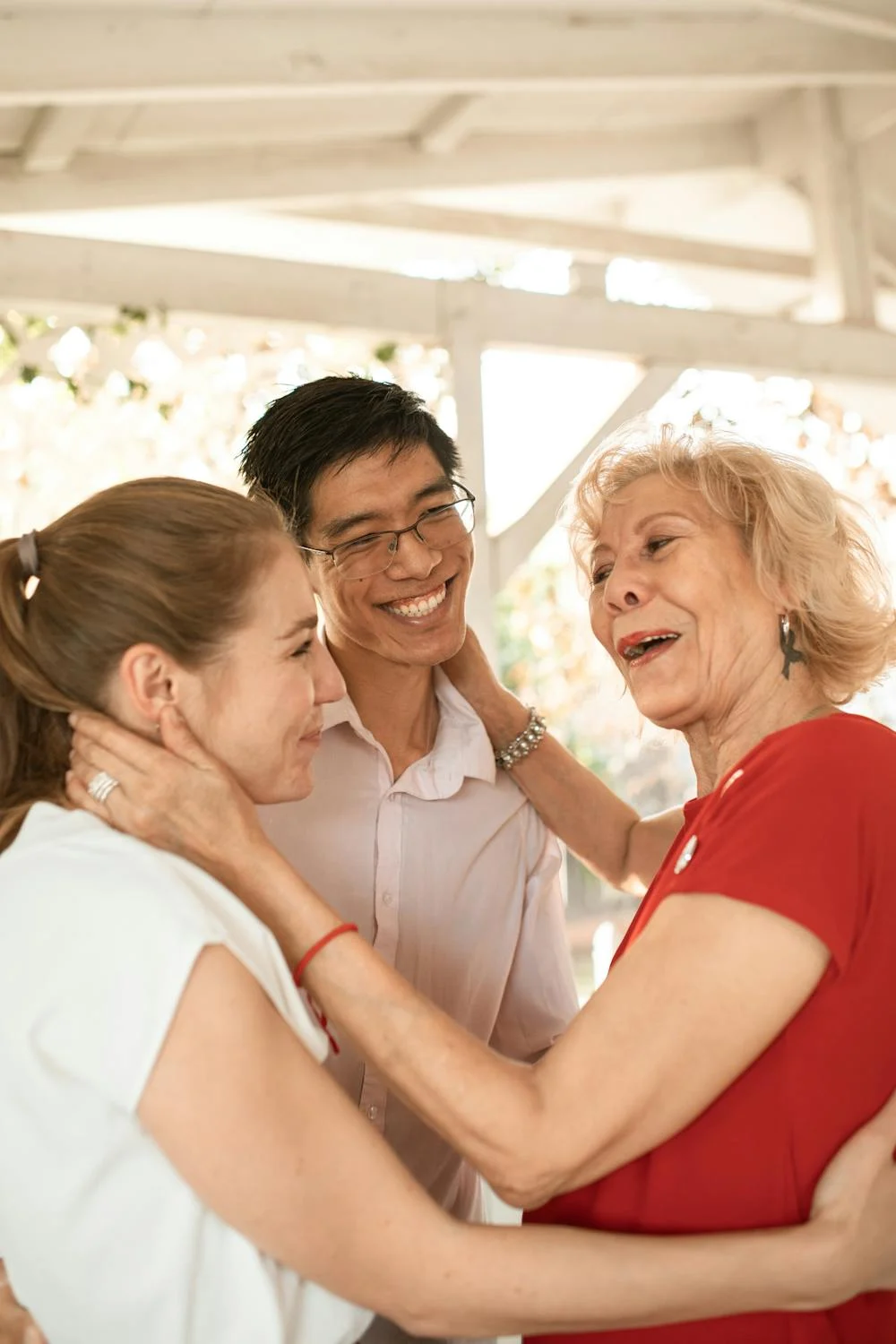 Una anciana dando la bienvenida a su familia | Fuente: Pexels