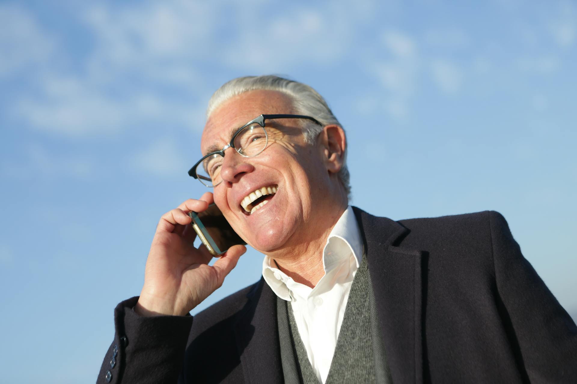 Un anciano al teléfono | Fuente: Pexels
