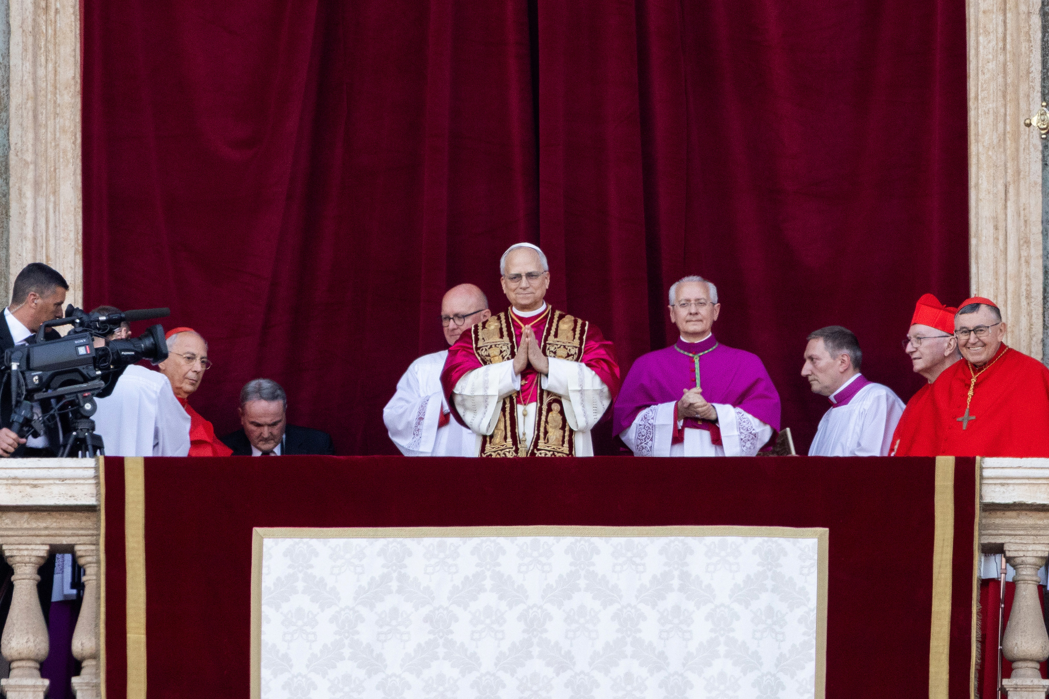 Los cardenales se reúnen en la Ciudad del Vaticano mientras el recién elegido papa León XIV aparece por primera vez en el balcón del Vaticano el 8 de mayo de 2025 | Fuente: Getty Images
