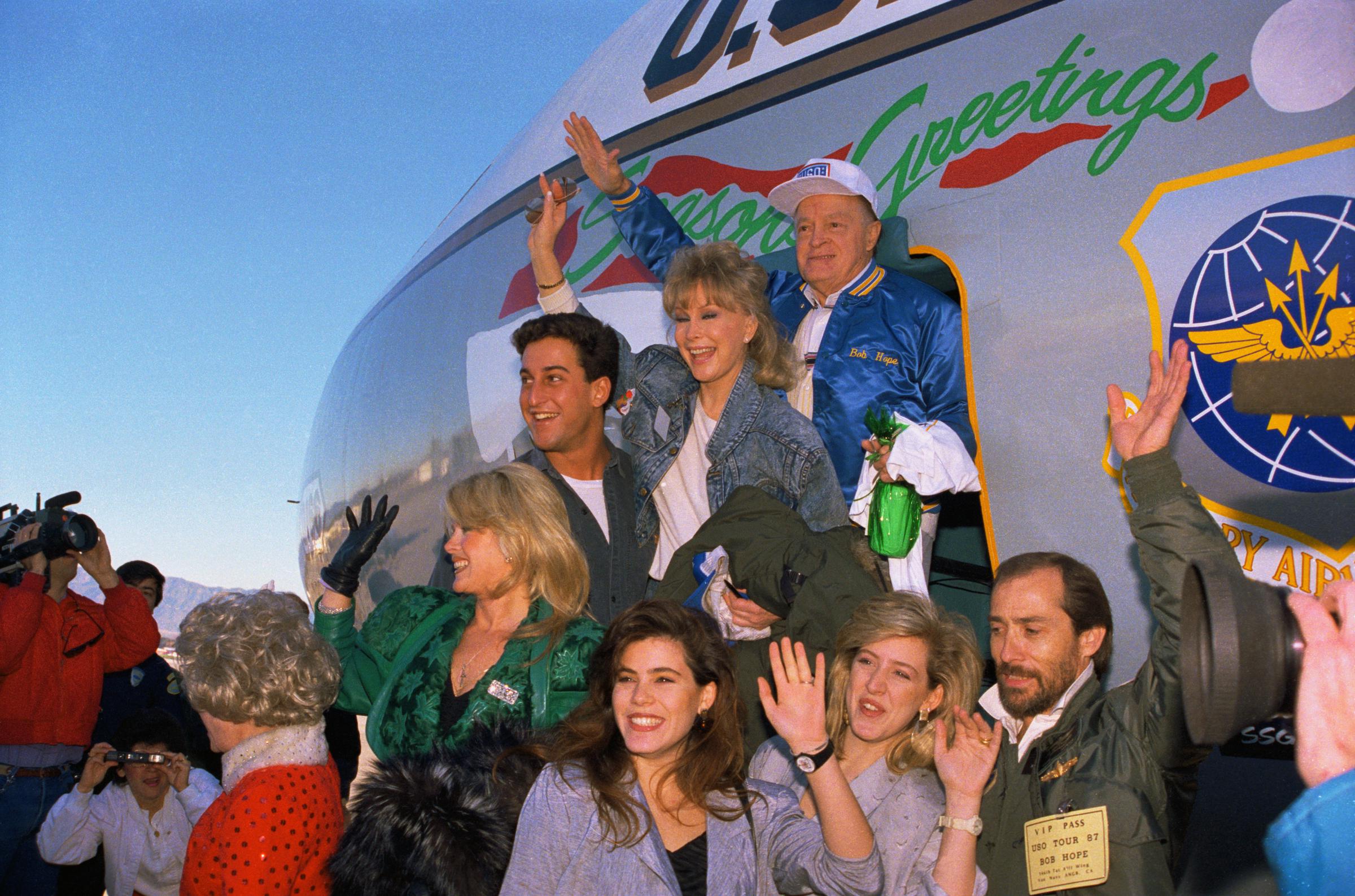 Bob Hope, Matthew Ansara, Connie Stevens, Tricia Fischer, Joely Fisher y Lee Greenwood en el Golfo Pérsico, el 20 de diciembre de 1987. | Fuente: Getty Images