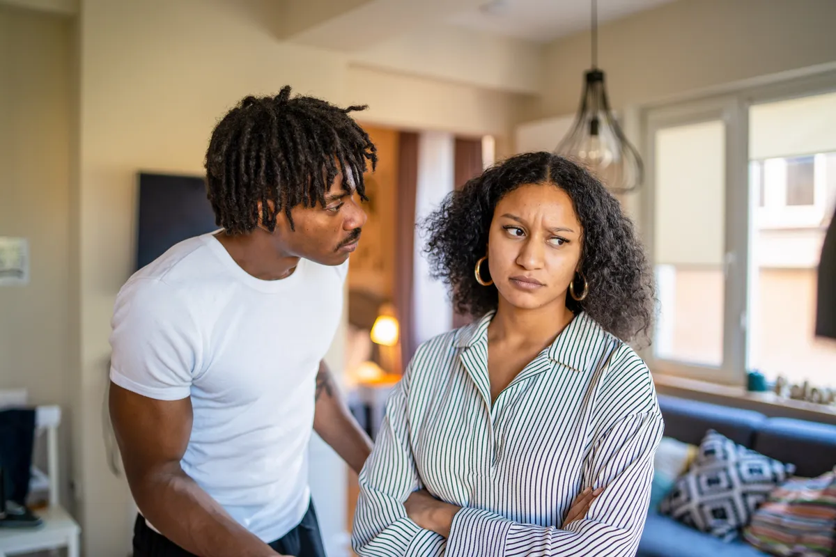 Una mujer con el ceño fruncido en una discusión con su marido | Fuente: Getty Images