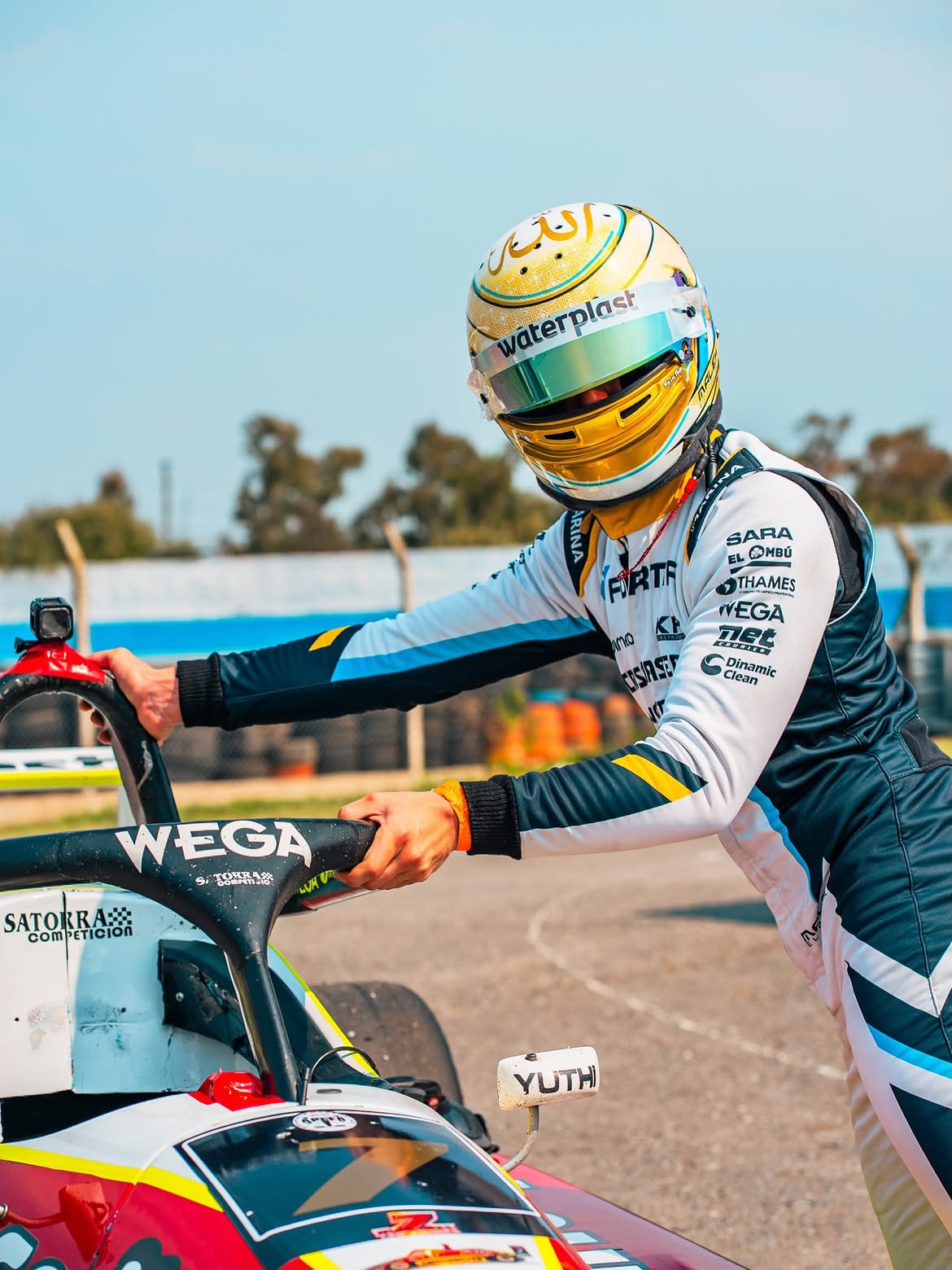Malek El Bacha compartió fotos celebrando su triunfo como piloto de la Fórmula 3 Metropolitana en una competencia disputada en la ciudad de Rosario, provincia de Santa Fe | Fuente: Instagram/elbacha._