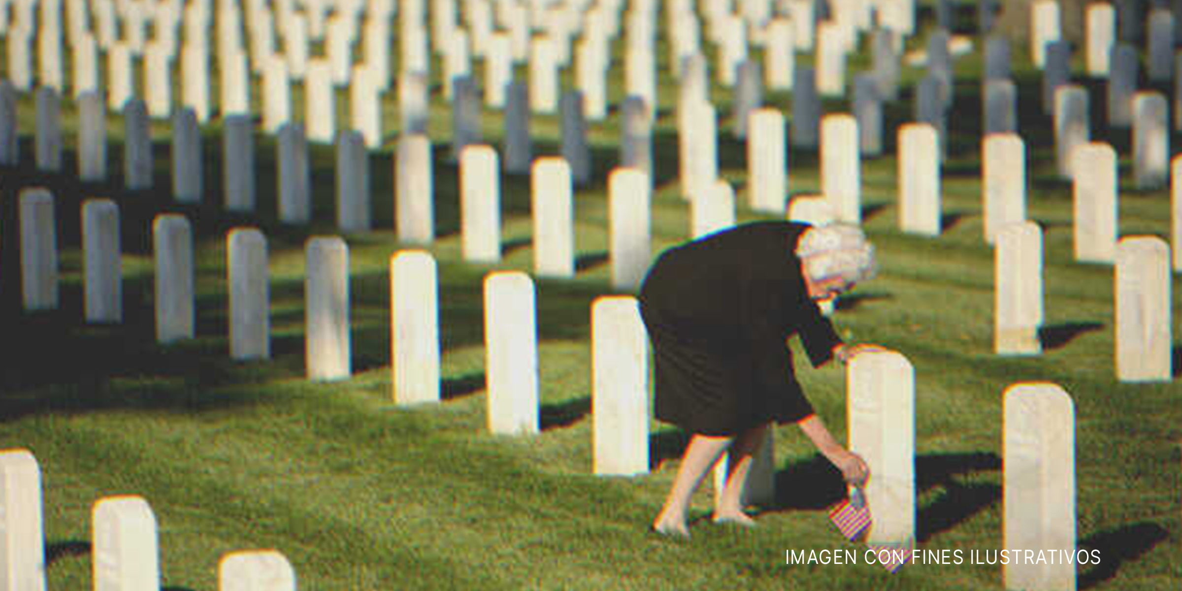 Una anciana visitando la lápida de su hijo. | Foto: Getty Images