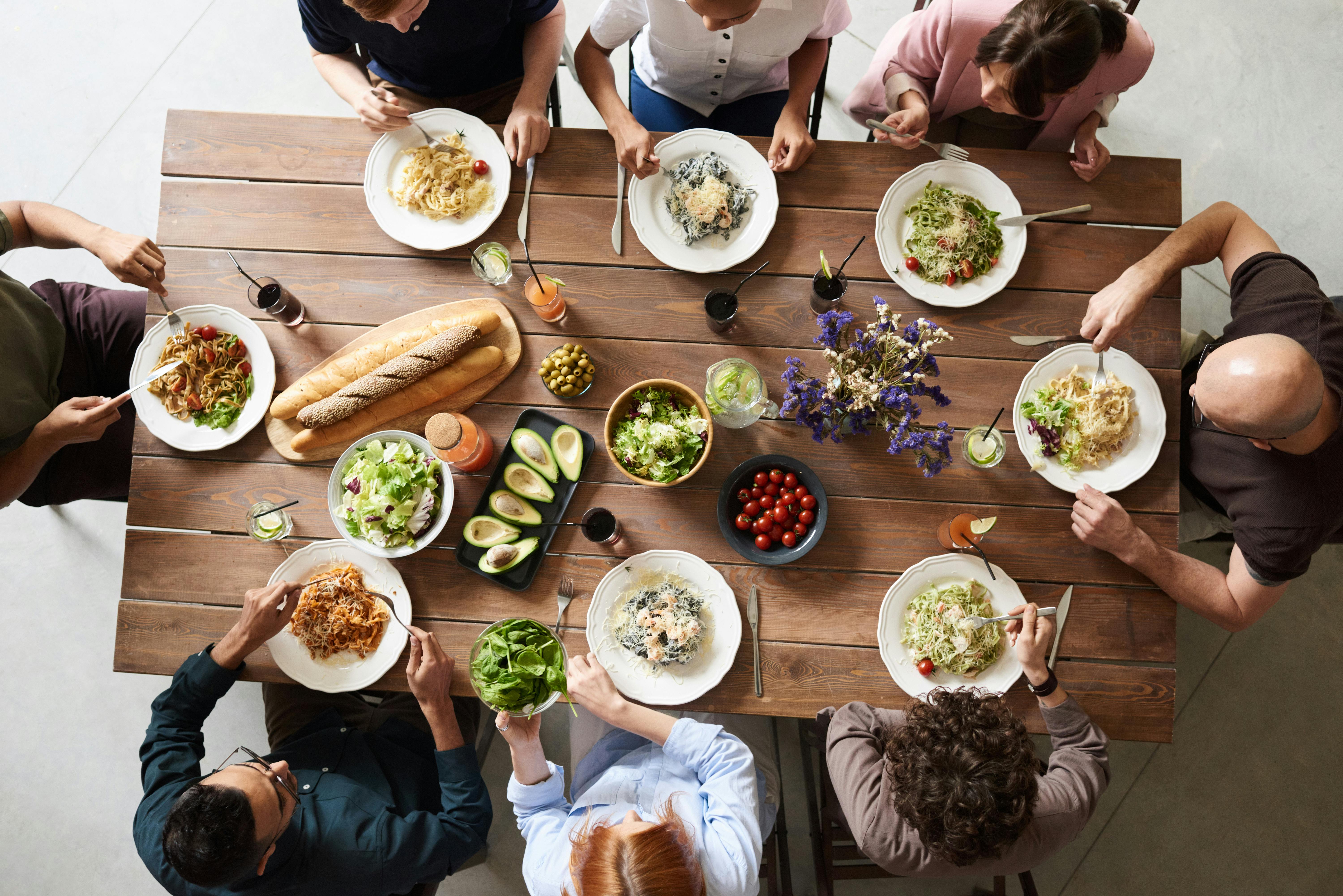 Una familia compartiendo una comida | Fuente: Pexels