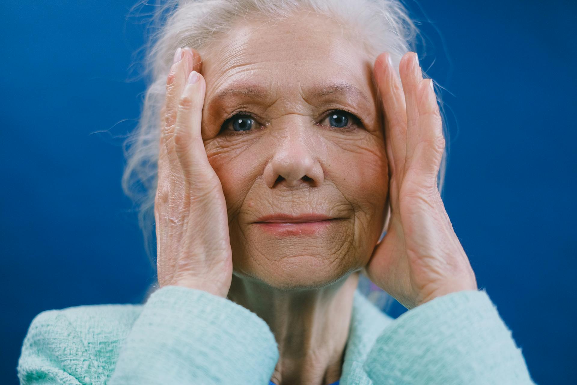 Una anciana cubriéndose la cara | Fuente: Pexels