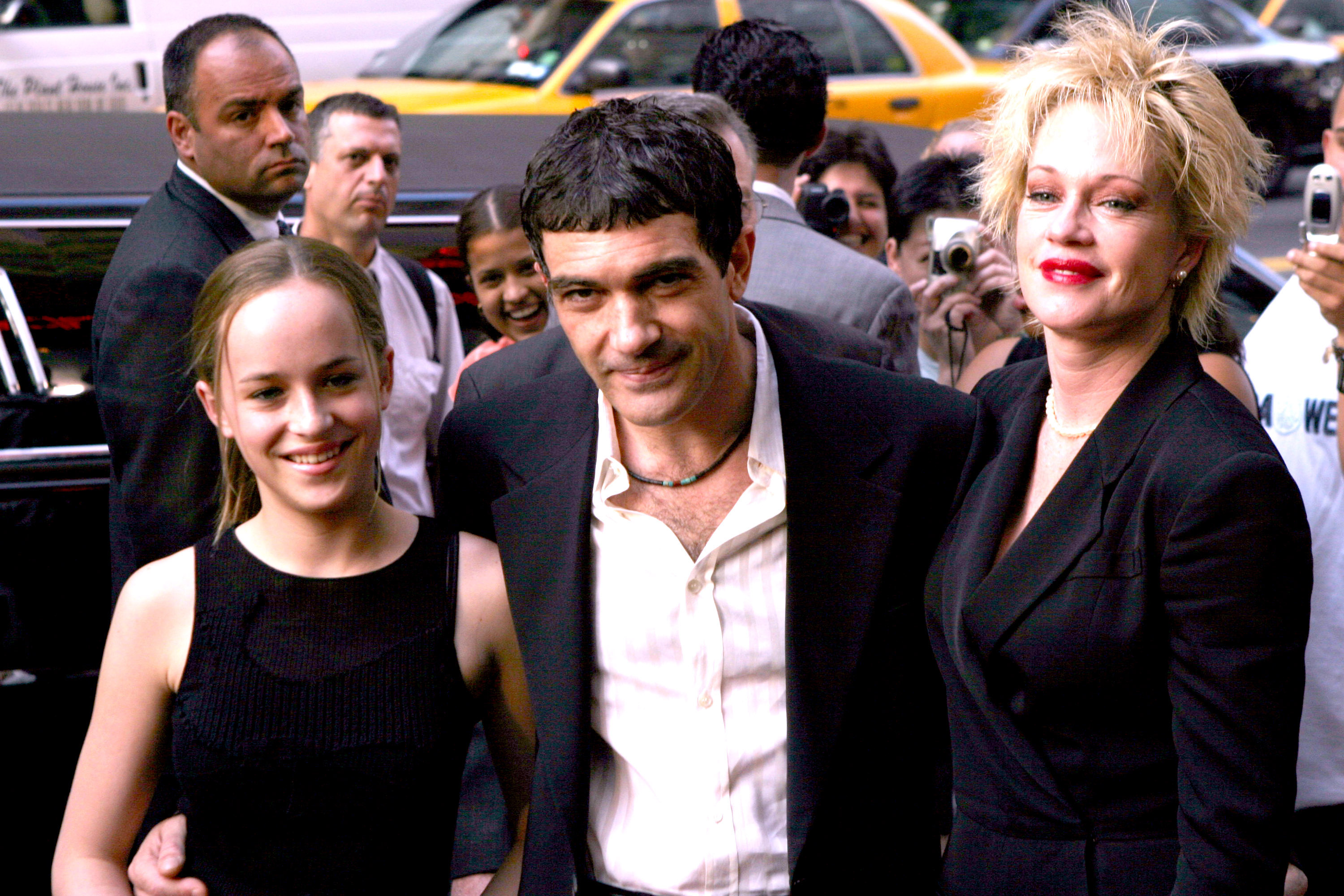 Dakota Johnson, Antonio Banderas y Melanie Griffith en el estreno en Nueva York de "And Starring Pancho Villa As Himself" el 18 de agosto de 2003. | Fuente: Getty Images