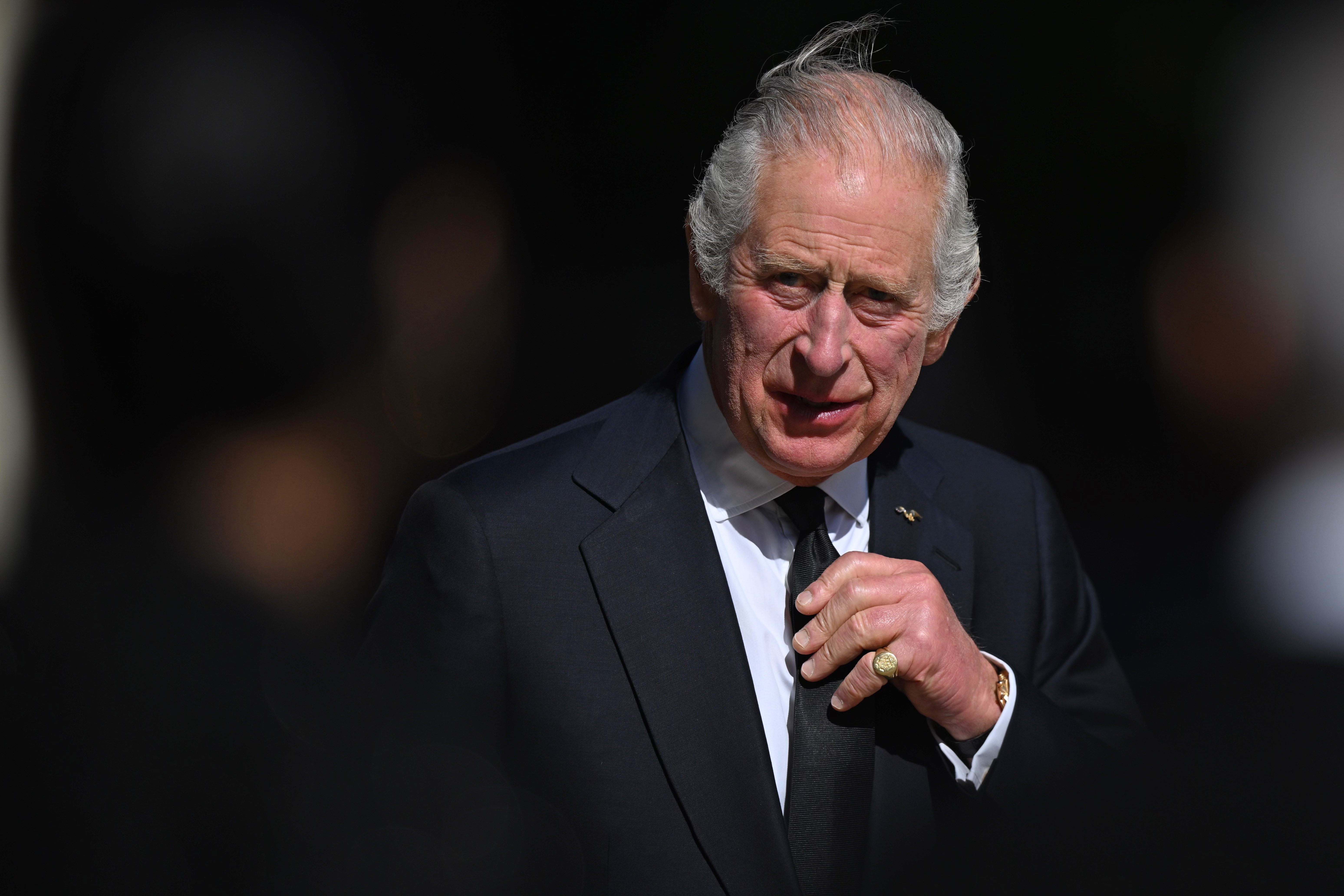 Rey Charles III llega para reunirse con los trabajadores de los servicios de emergencia en el cuartel general de Lambeth el 17 de septiembre de 2022 en Londres, Inglaterra | Foto: Getty Images