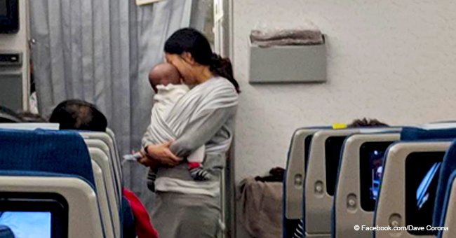 Madre considerada prepara 200 regalitos para pasajeros de avión por si su bebé llora mucho