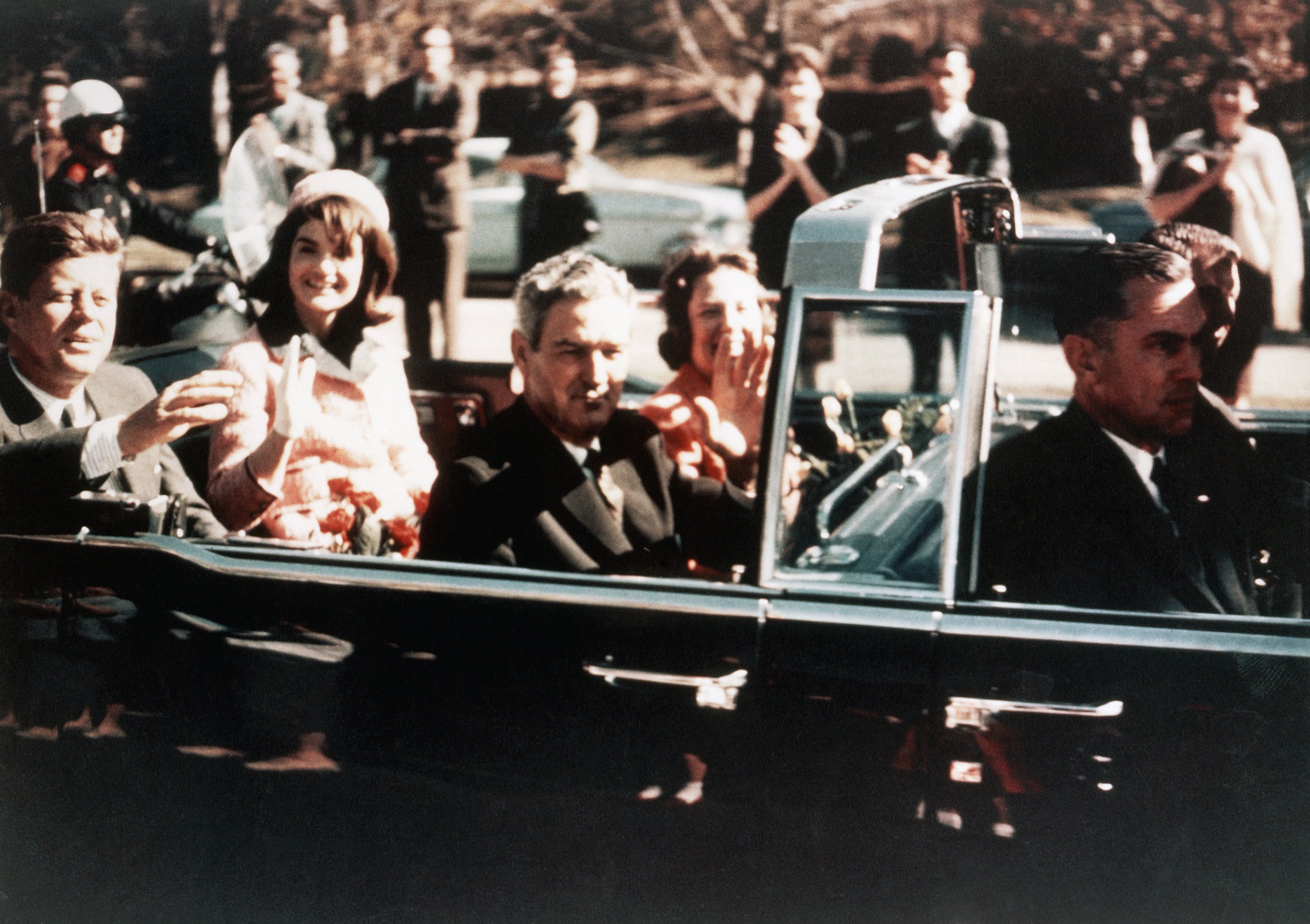 Antes del asesinato, John F. Kennedy, Jacqueline Kennedy y el gobernador de Texas, John Connally en de Dallas, Texas. | Foto: Getty Images