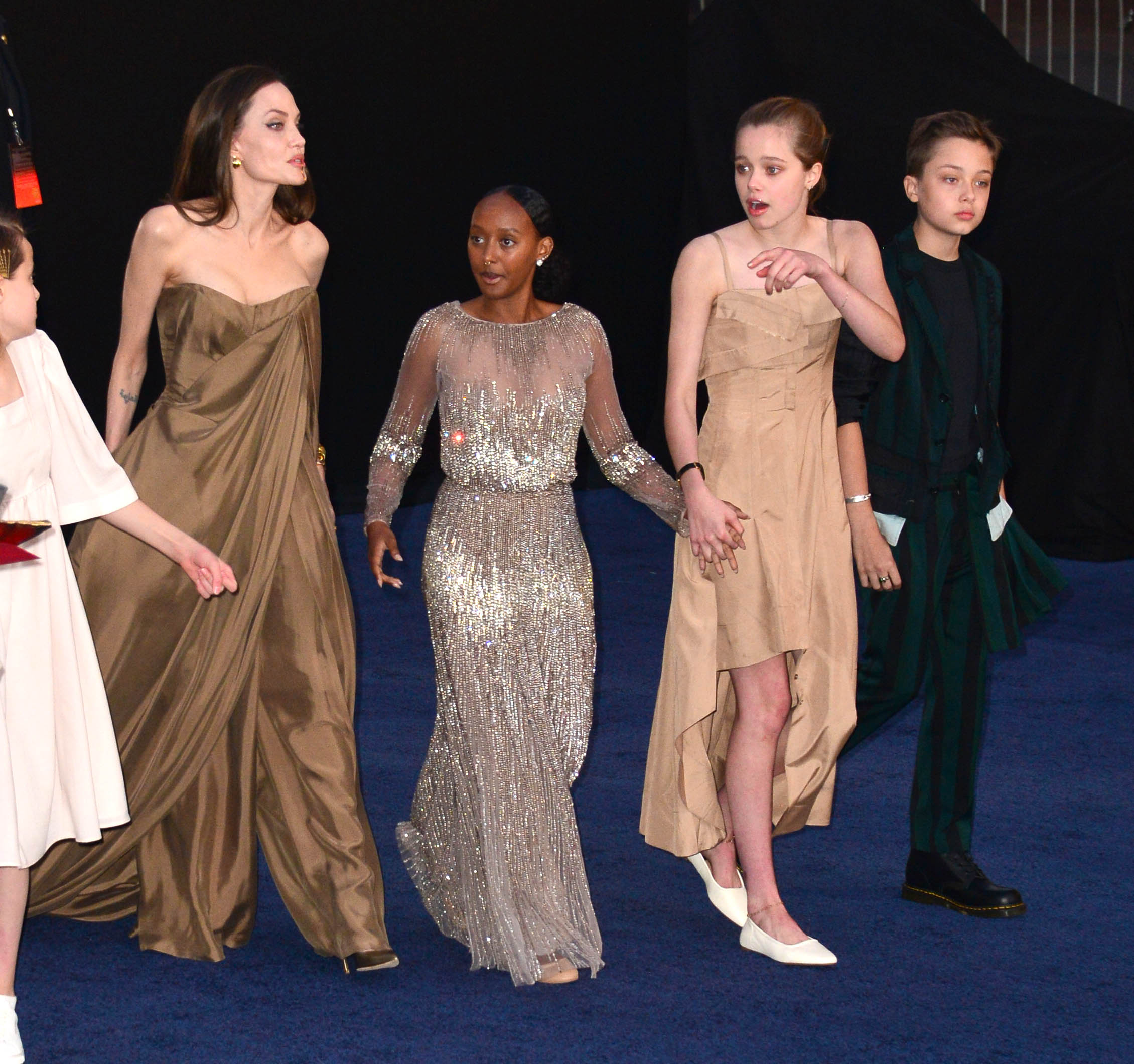 Angelina Jolie y sus hijos Zahara, Shiloh y Knox Jolie en Los Ángeles en 2021. | Fuente: Getty Images