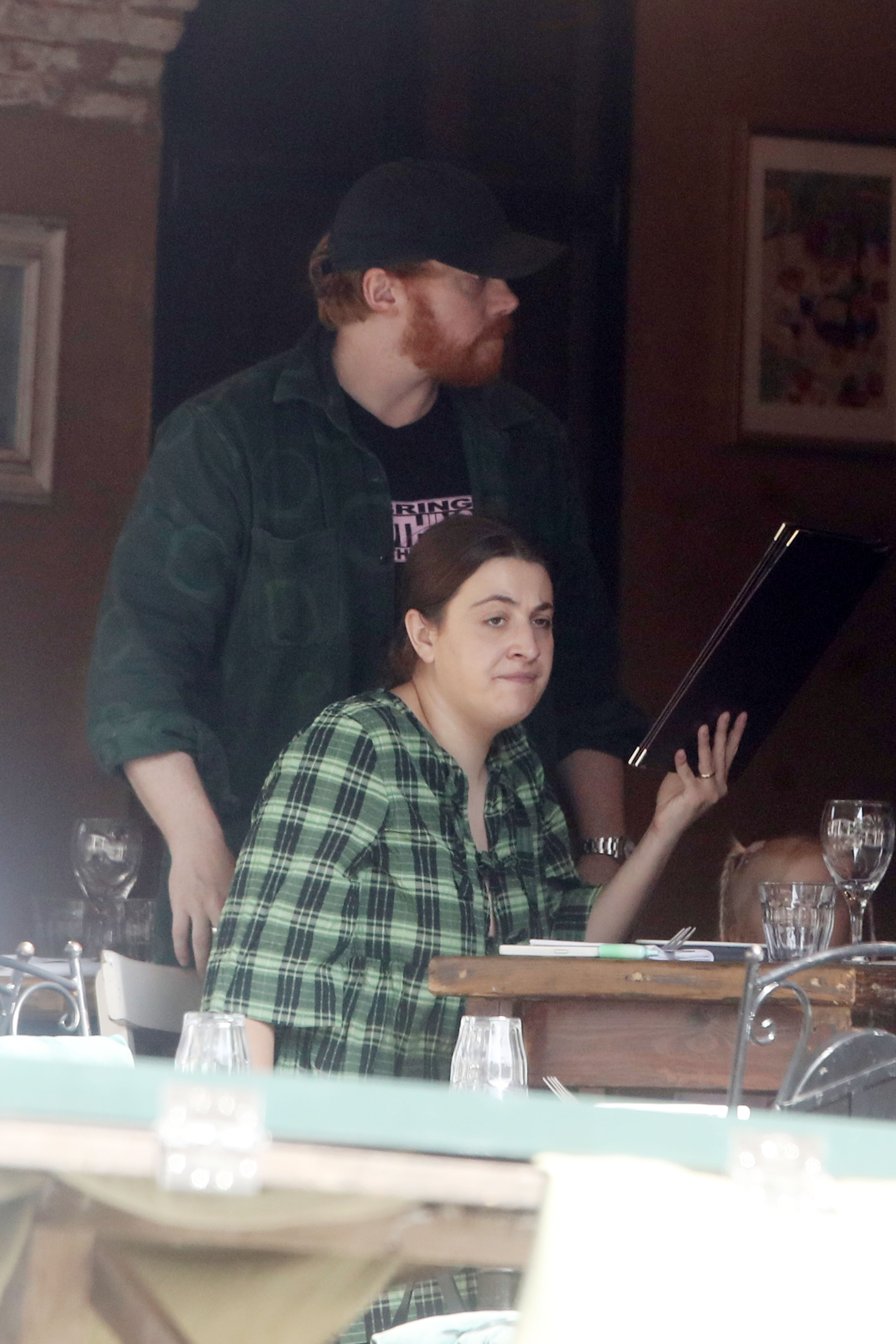 Rupert Grint y Georgia Groome vistos en la Gare du Nord el 22 de marzo de 2024, en París, Francia | Fuente: Getty Images