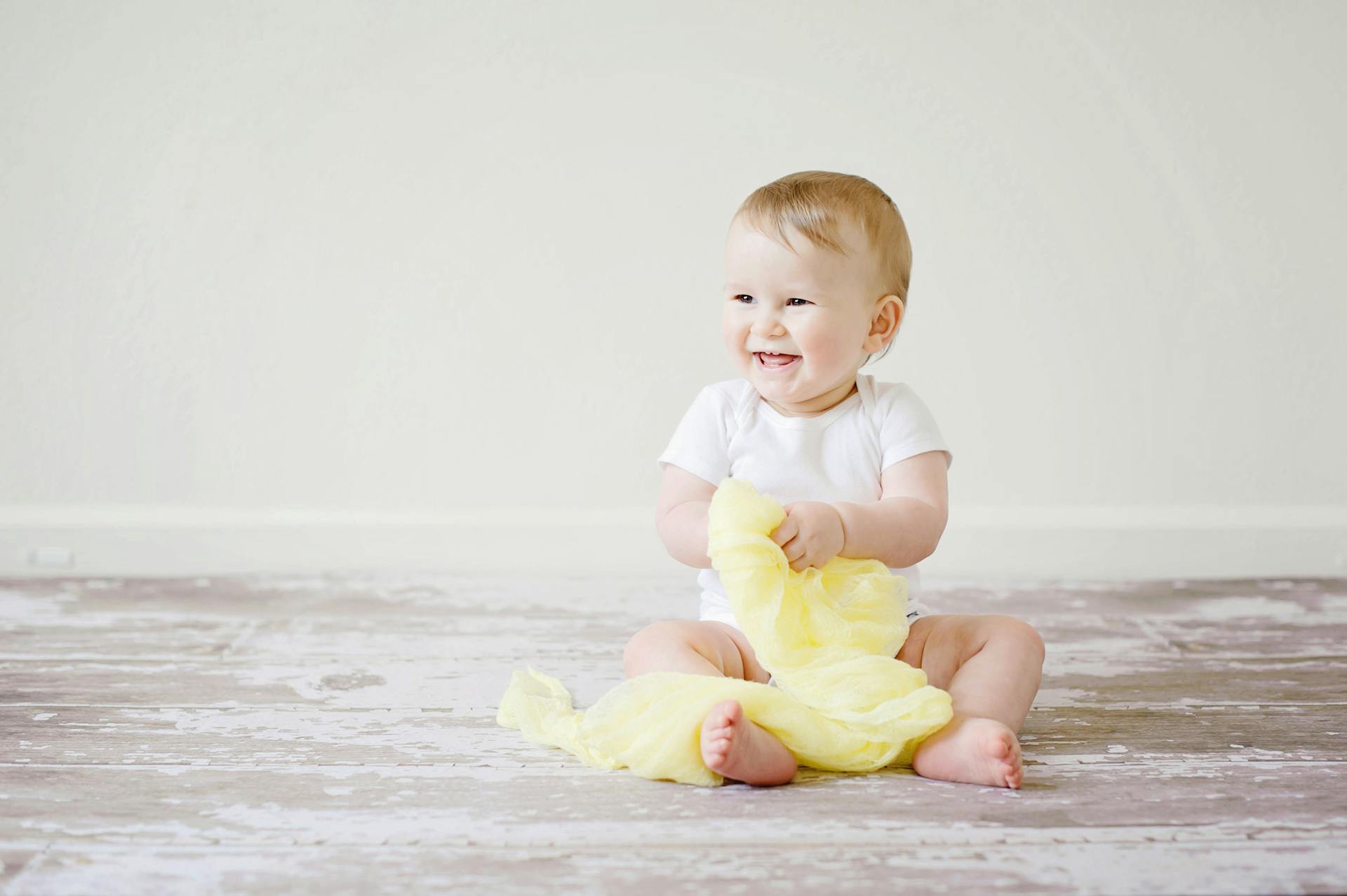 Un niño pequeño sentado en el suelo | Fuente: Pexels