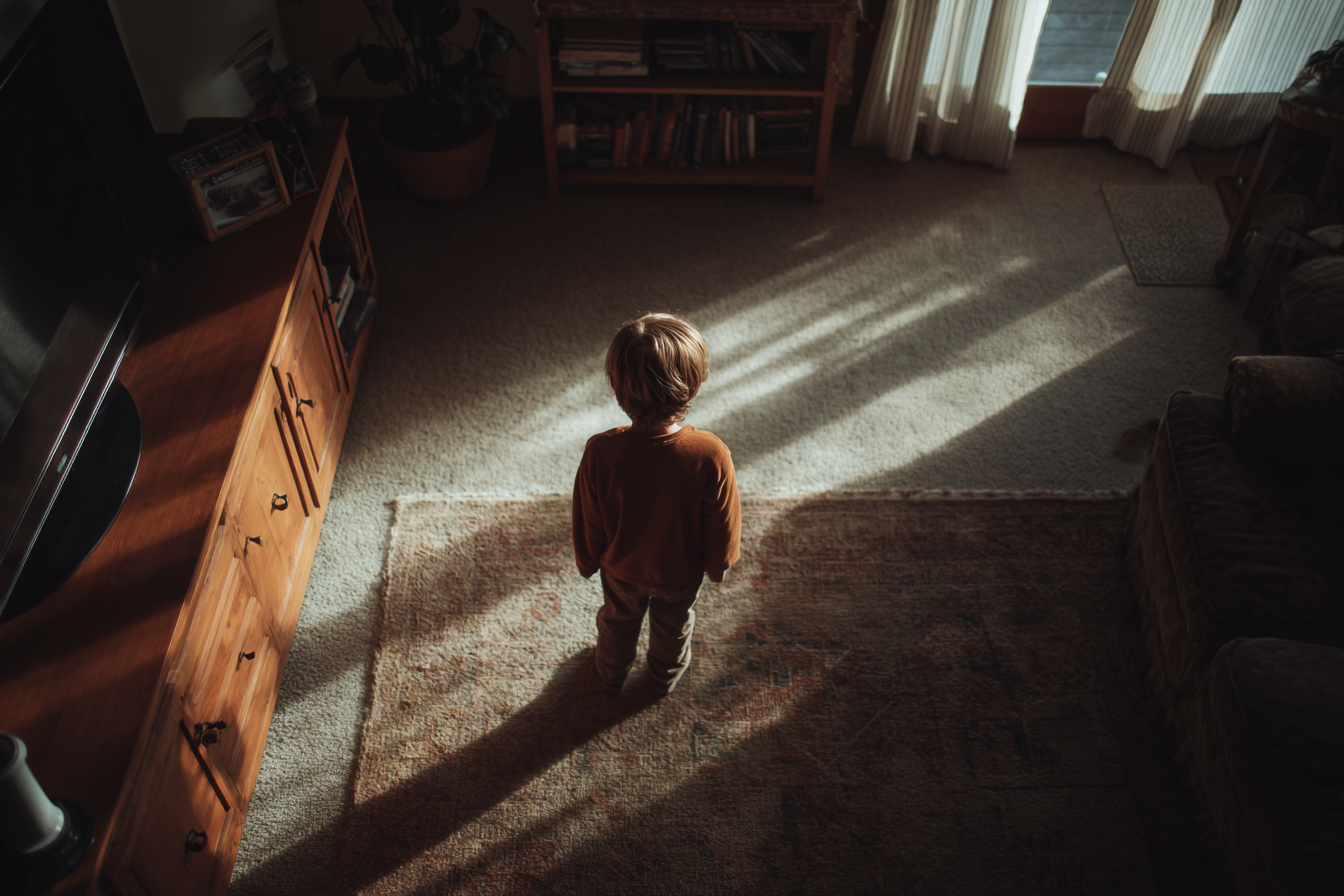 Un niño de pie en su casa | Fuente: Midjourney