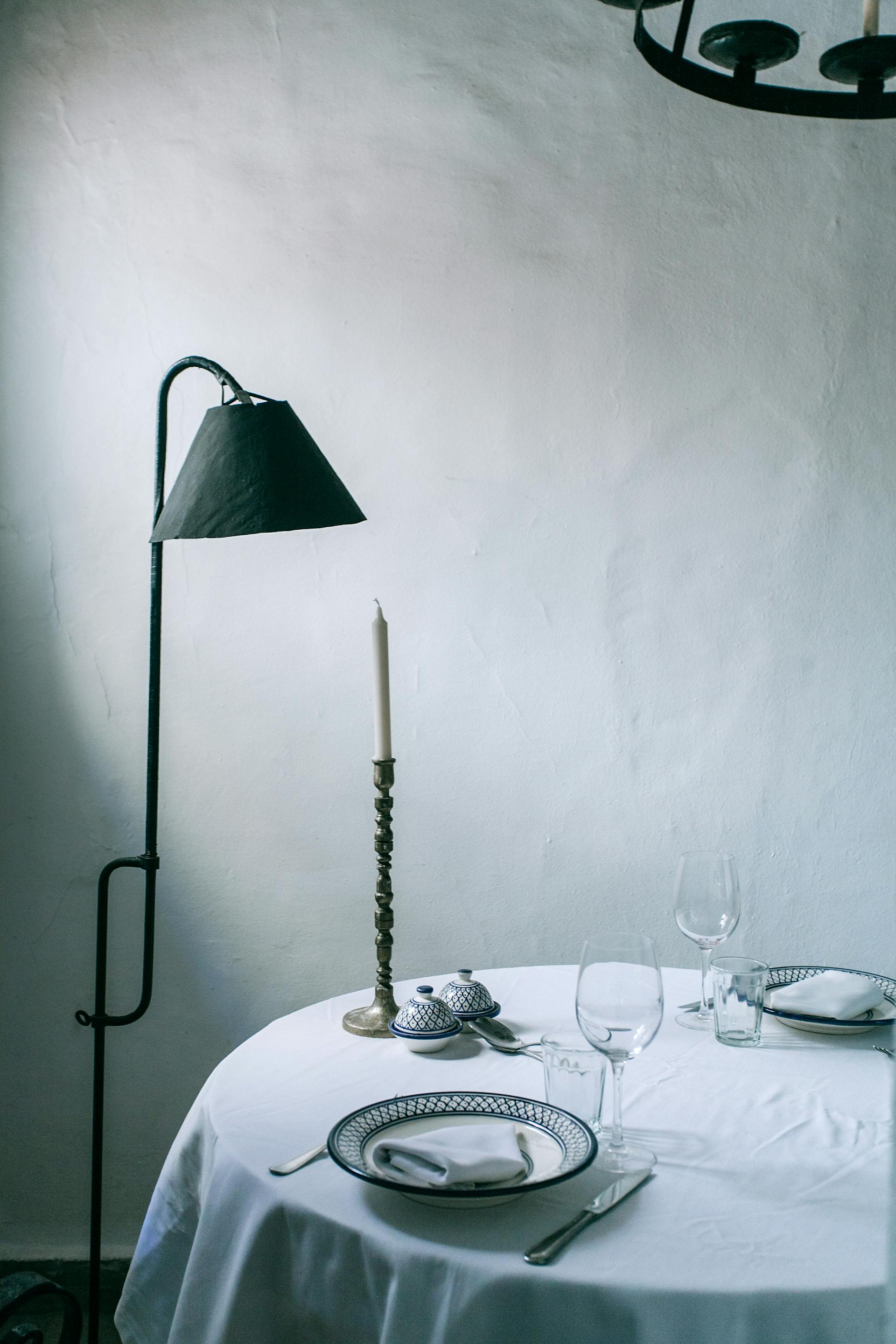 Una mesa puesta para dos | Fuente: Pexels