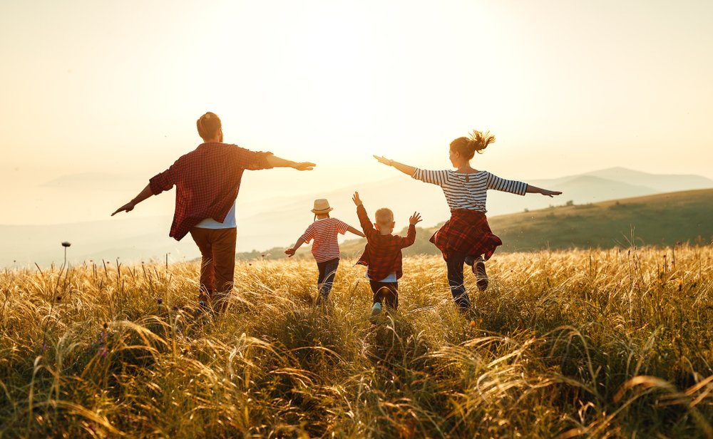 Familia corriendo en el campo. | Foto: Shutterstock.