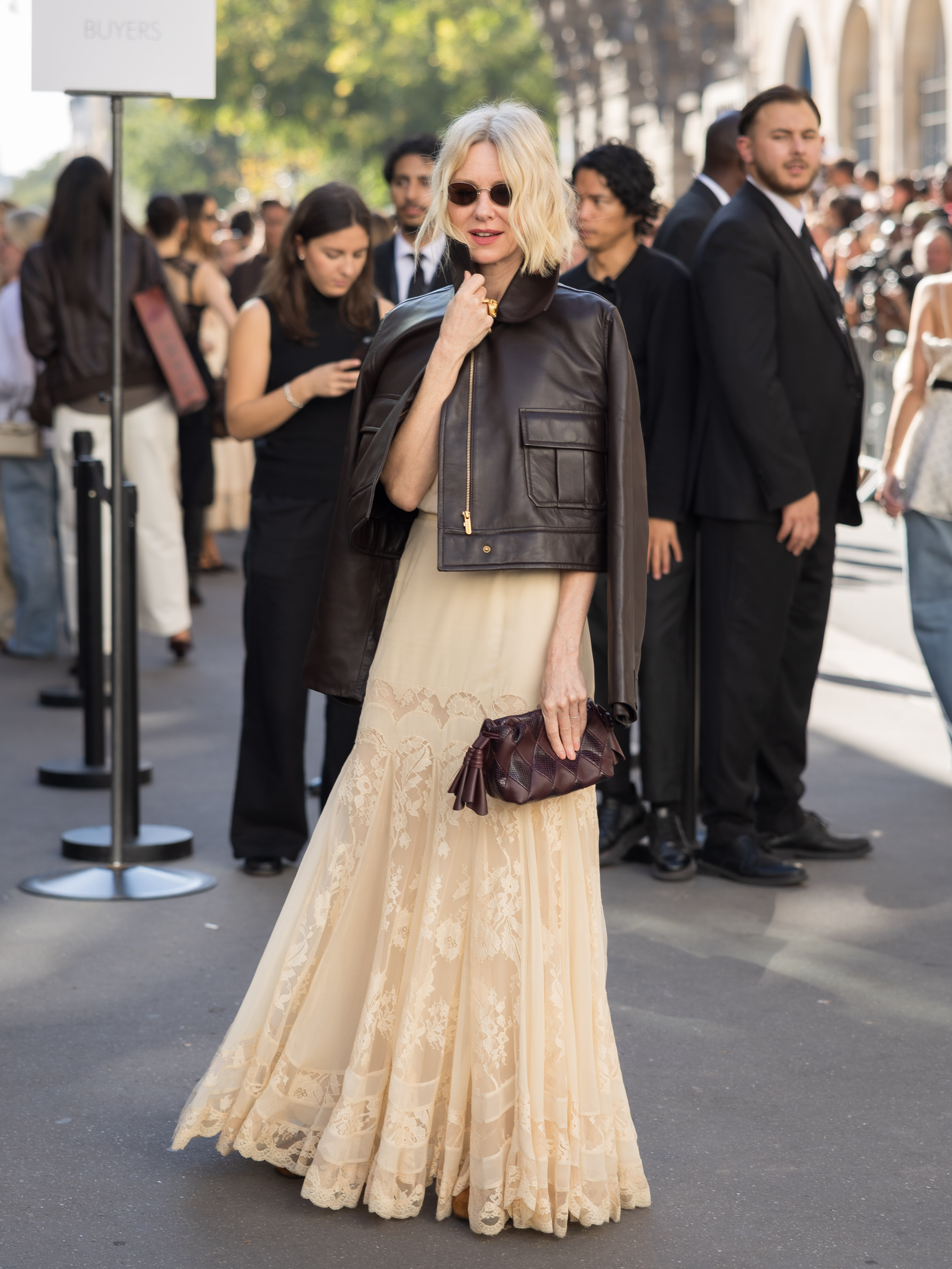 El encaje y el cuero crean un contraste en el look de Naomi Watts, lo que le da a este delicado vestido largo hasta el suelo un toque más atrevido en la parte superior. La actriz eligió esta combinación contrastada para la presentación de la colección Primavera/Verano 2027 de Zimmermann durante la Semana de la Moda de París. | Fuente: Getty Images