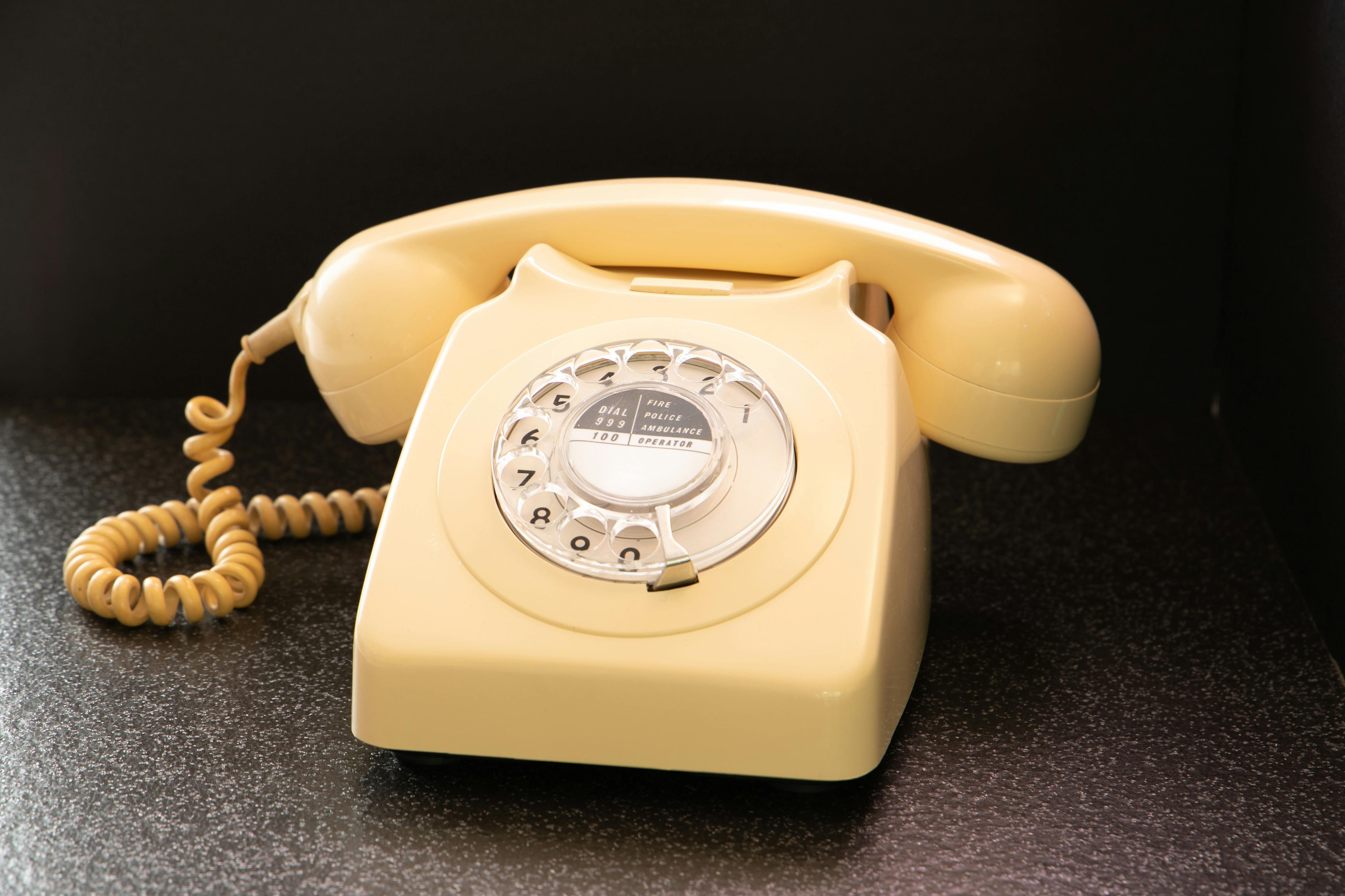 Un teléfono antiguo de disco giratorio | Fuente: Pexels