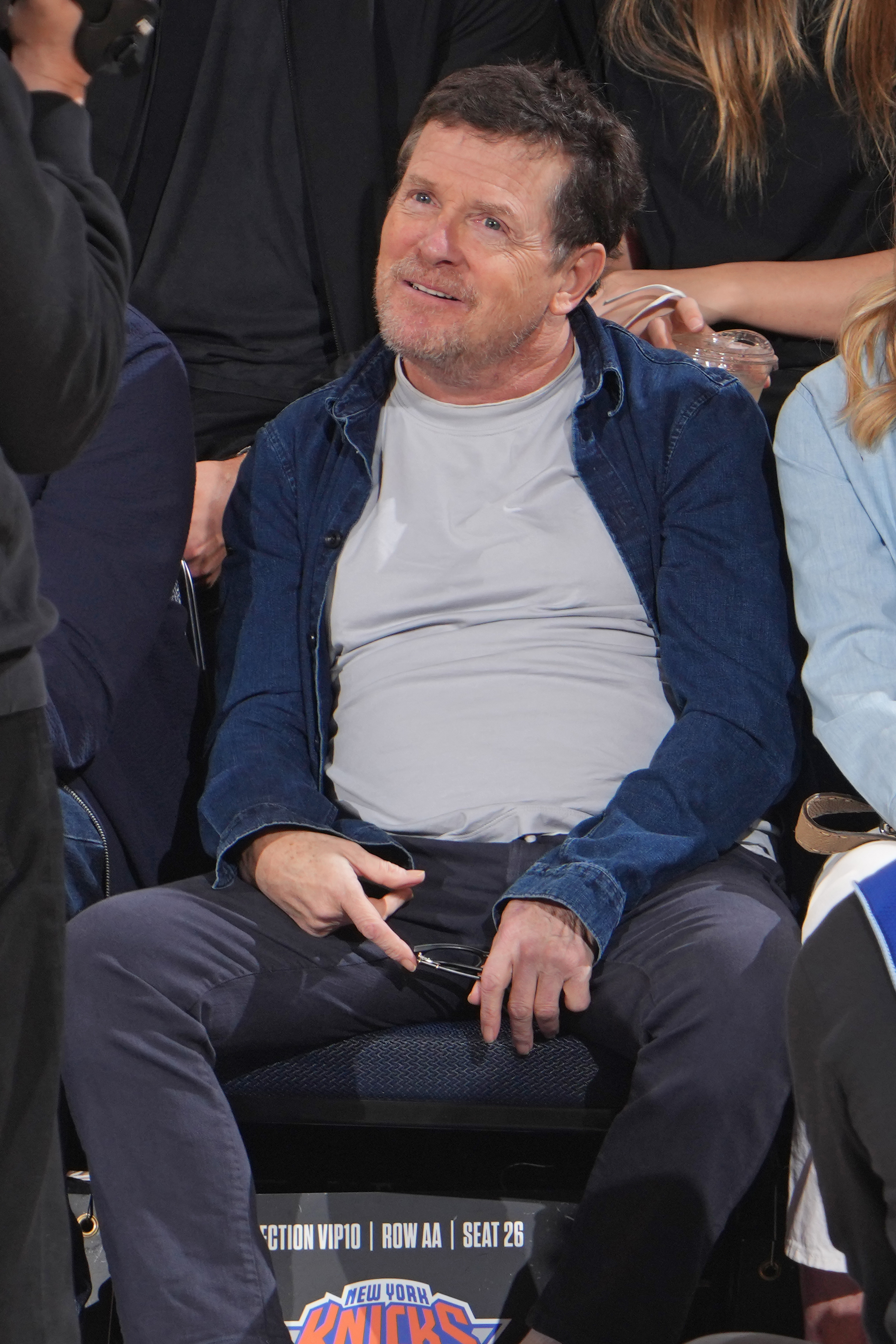 Michael J. Fox asiste a un partido de baloncesto el 8 de mayo de 2024, en Nueva York | Fuente: Getty Images