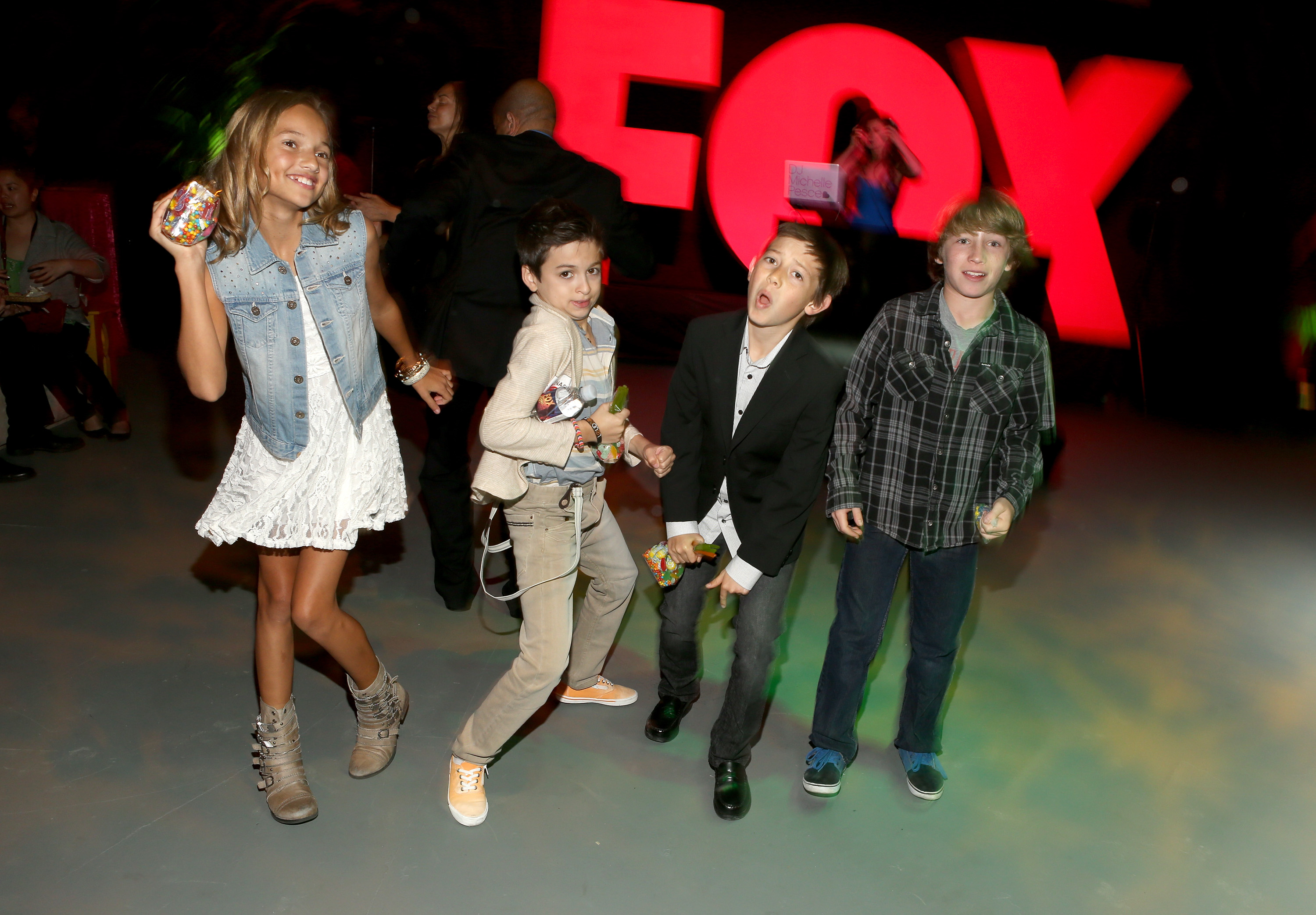 El joven actor posa junto a sus compañeros Kennedy Waite, Griffin Gluck y Cooper Roth en la fiesta "LA Screenings Lot Party" de 2013, organizada por Twentieth Century Fox Television Distribution en Los Ángeles, California. | Fuente: Getty Images