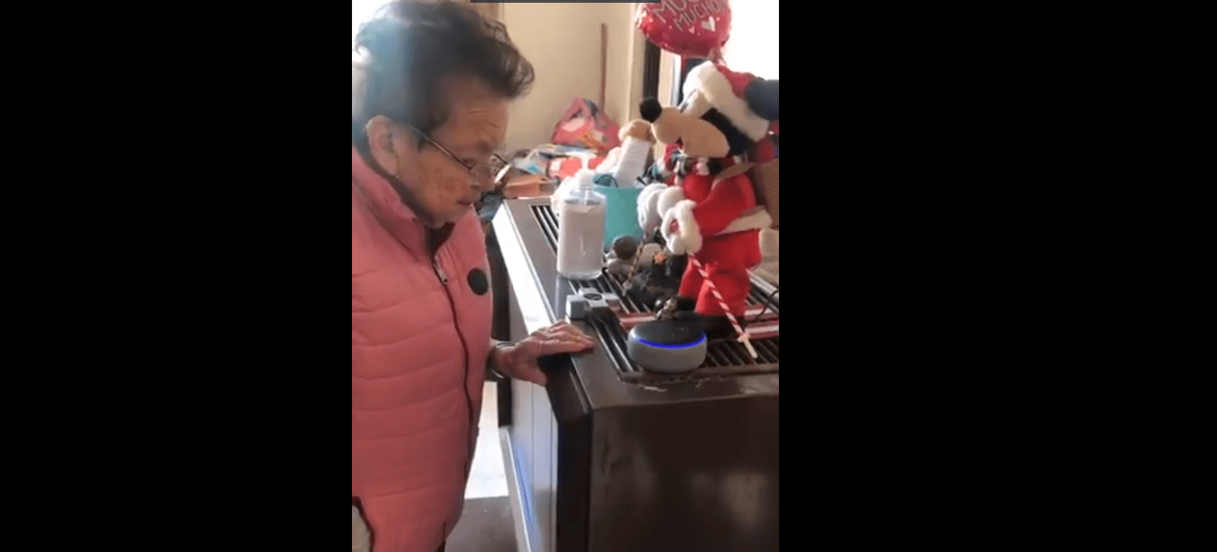 La abuela probando el Amazon Echo Dot. | Foto: Twitter/sophiasinefe