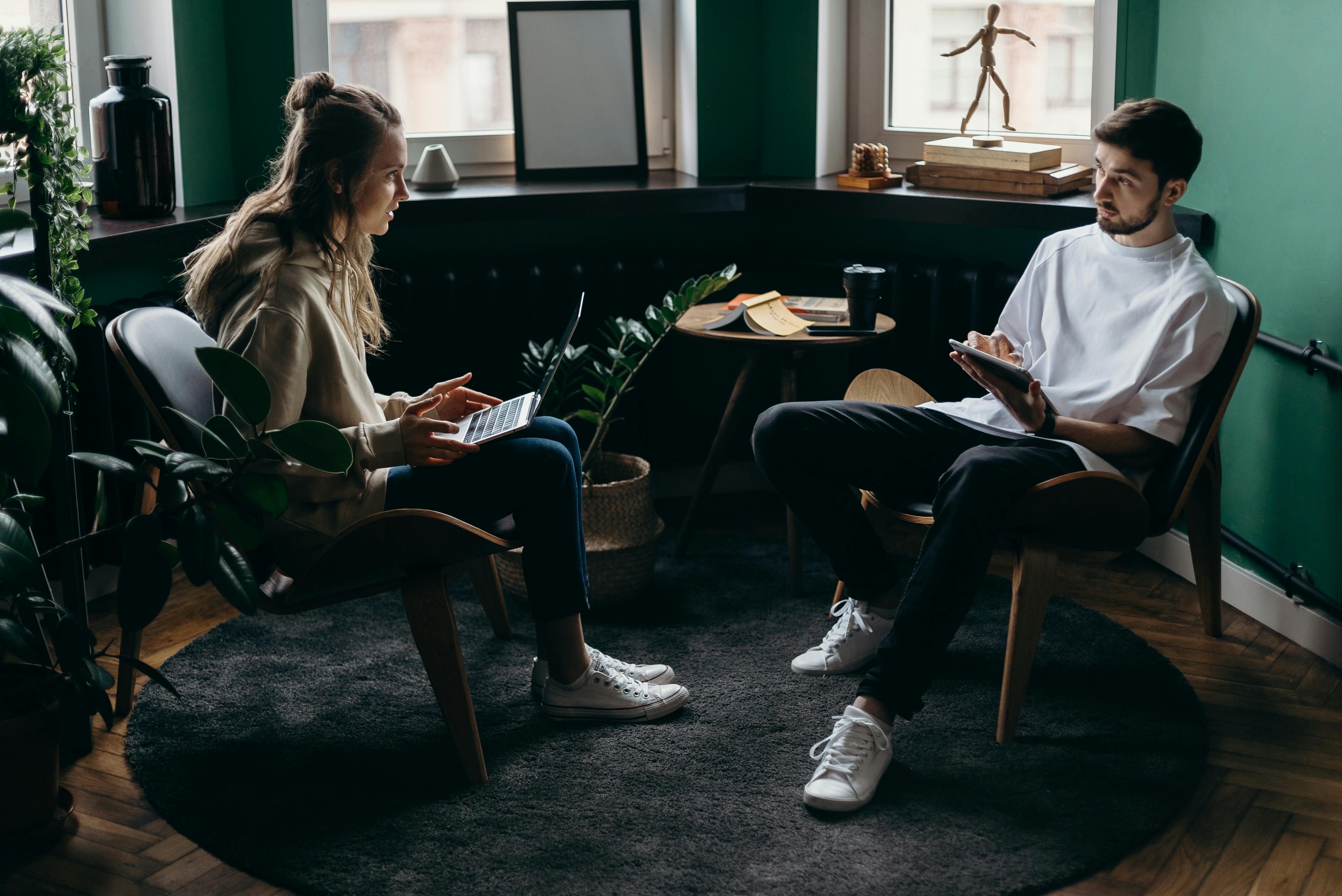 Un hombre y una mujer charlando | Fuente: Pexels