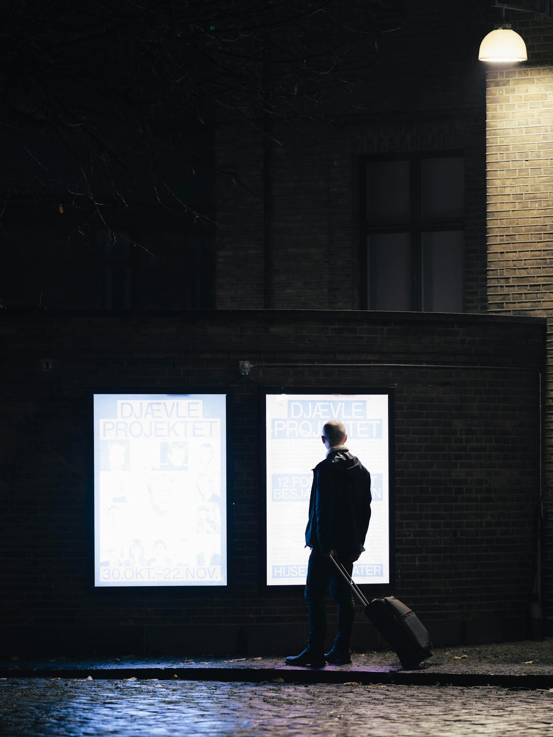 Un hombre llevando una maleta | Fuente: Pexels