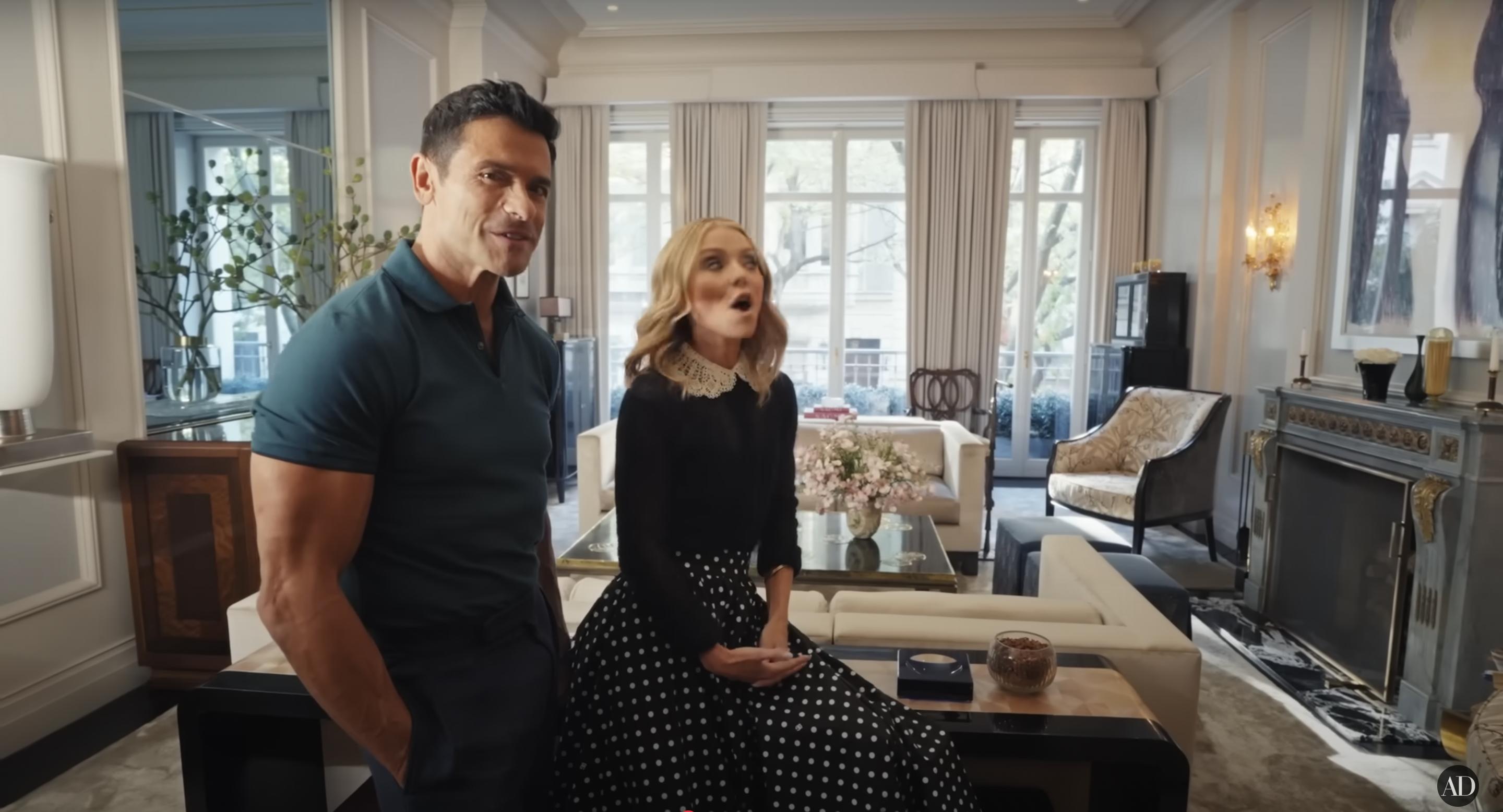 Kelly Ripa y Mark Consuelos muestran el salón de su adosado neoyorquino, fechado el 10 de diciembre de 2024 | Fuente: YouTube/@Archdigest