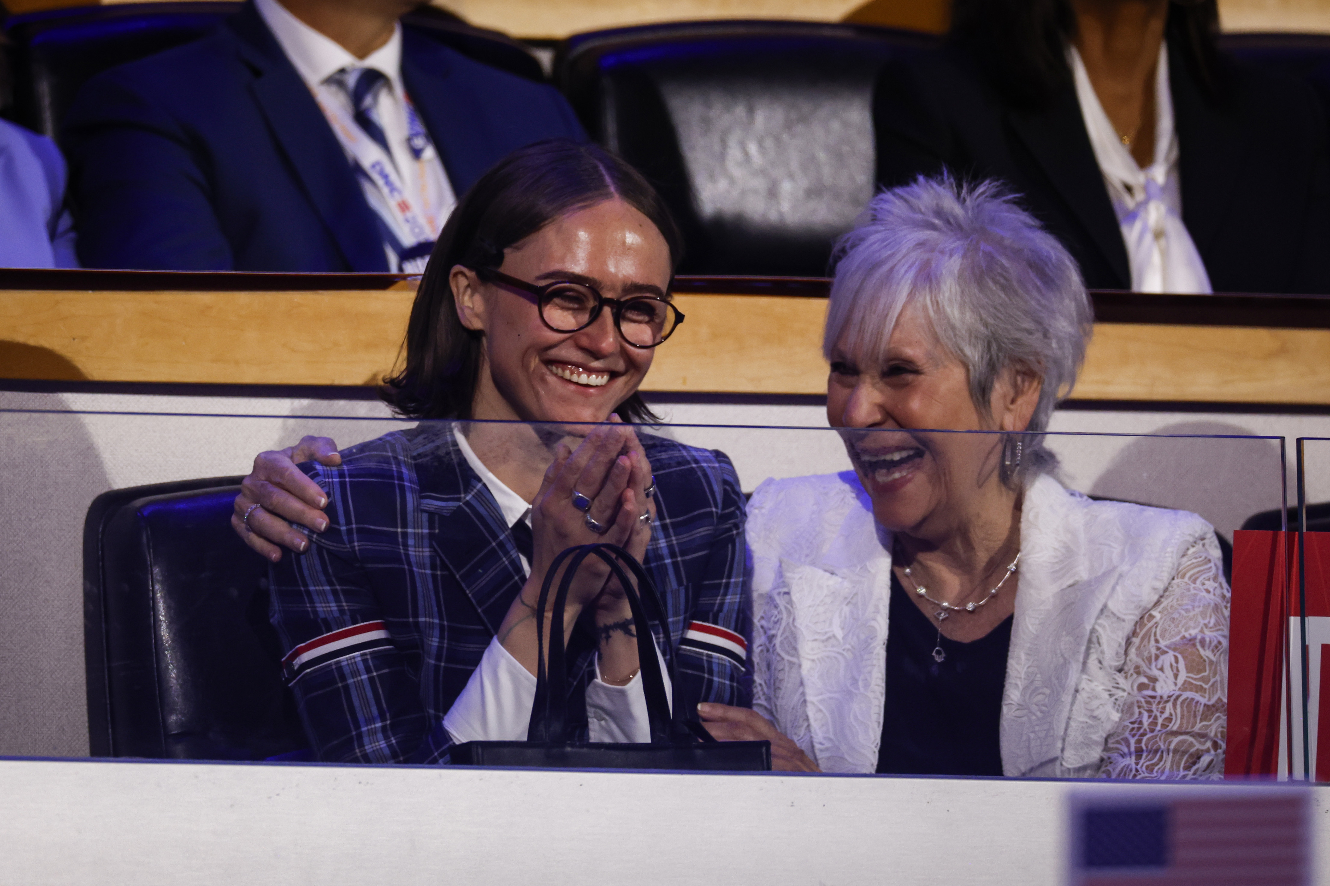 Ella Emhoff y una mujer no identificada en la Convención Nacional Demócrata el 20 de agosto de 2024, en Chicago, Illinois. | Fuente: Getty Images