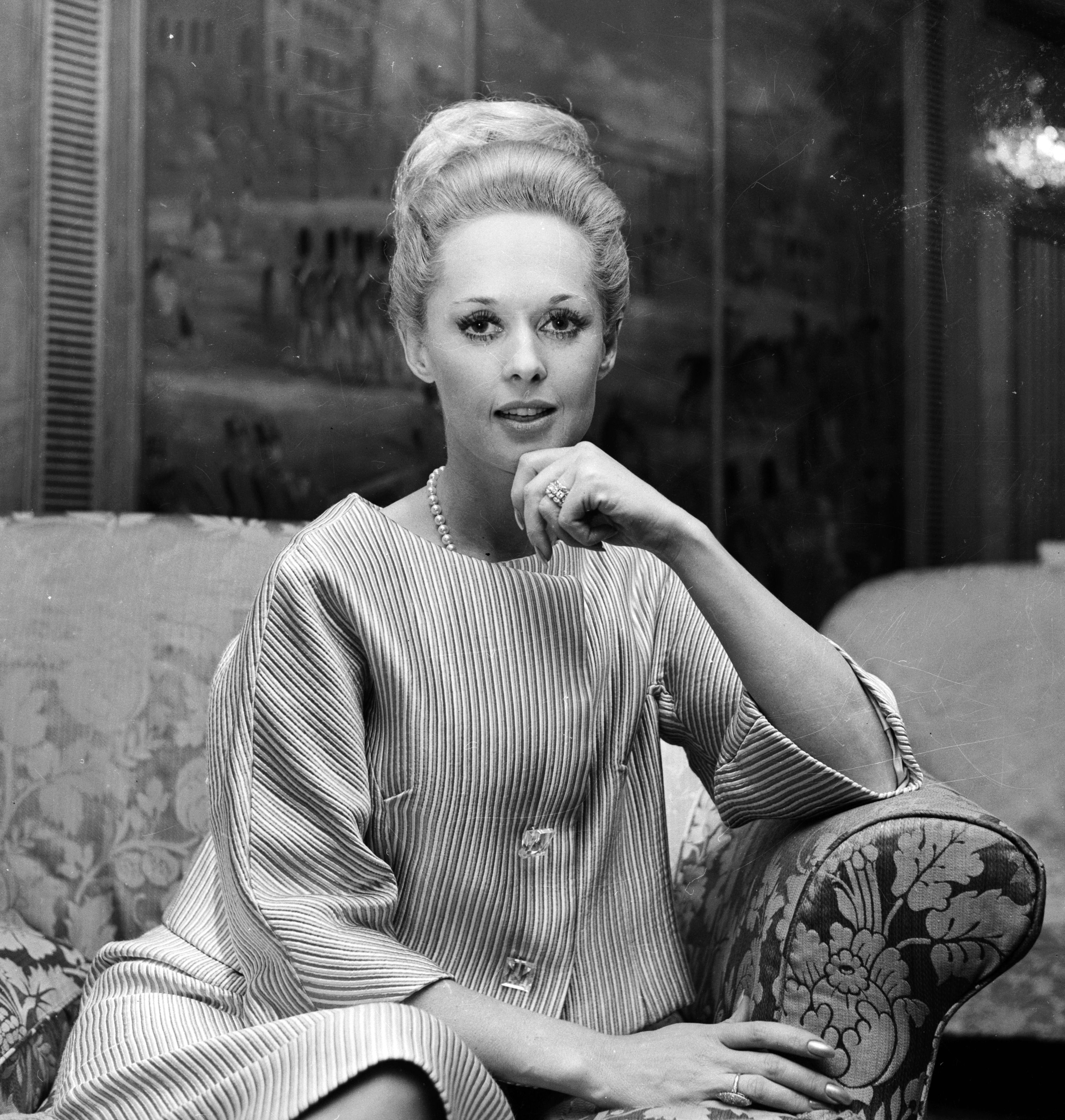 Tippi Hedren asiste a una rueda de prensa en el Hotel Dorchester de Londres, el 1 de marzo de 1966. | Fuente: Getty Images